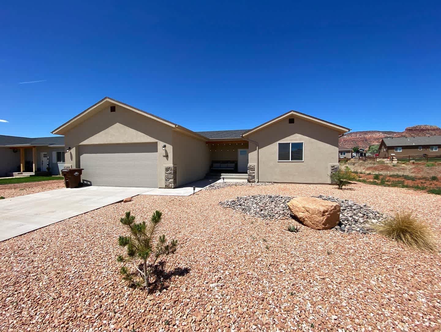 Family home In Kanab near Nat'l Parks with hot tub, sleeps 8! — Kanab, UT — vacation rental