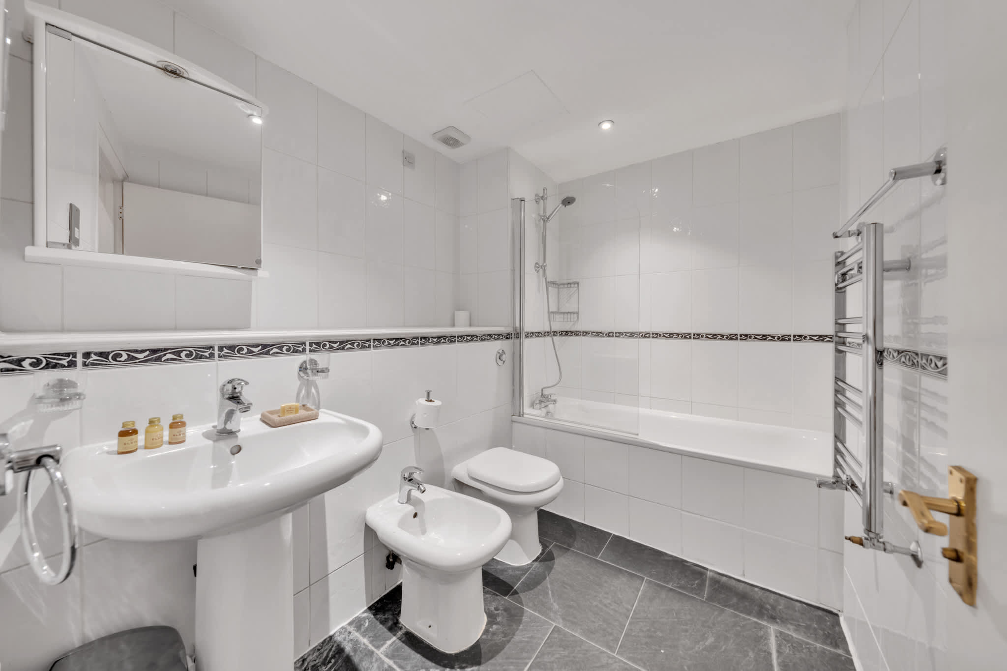 Chic Mayfair One-Bedroom City Stay in Hertford Street W1J 7SS - Property image 3 - VivreStays