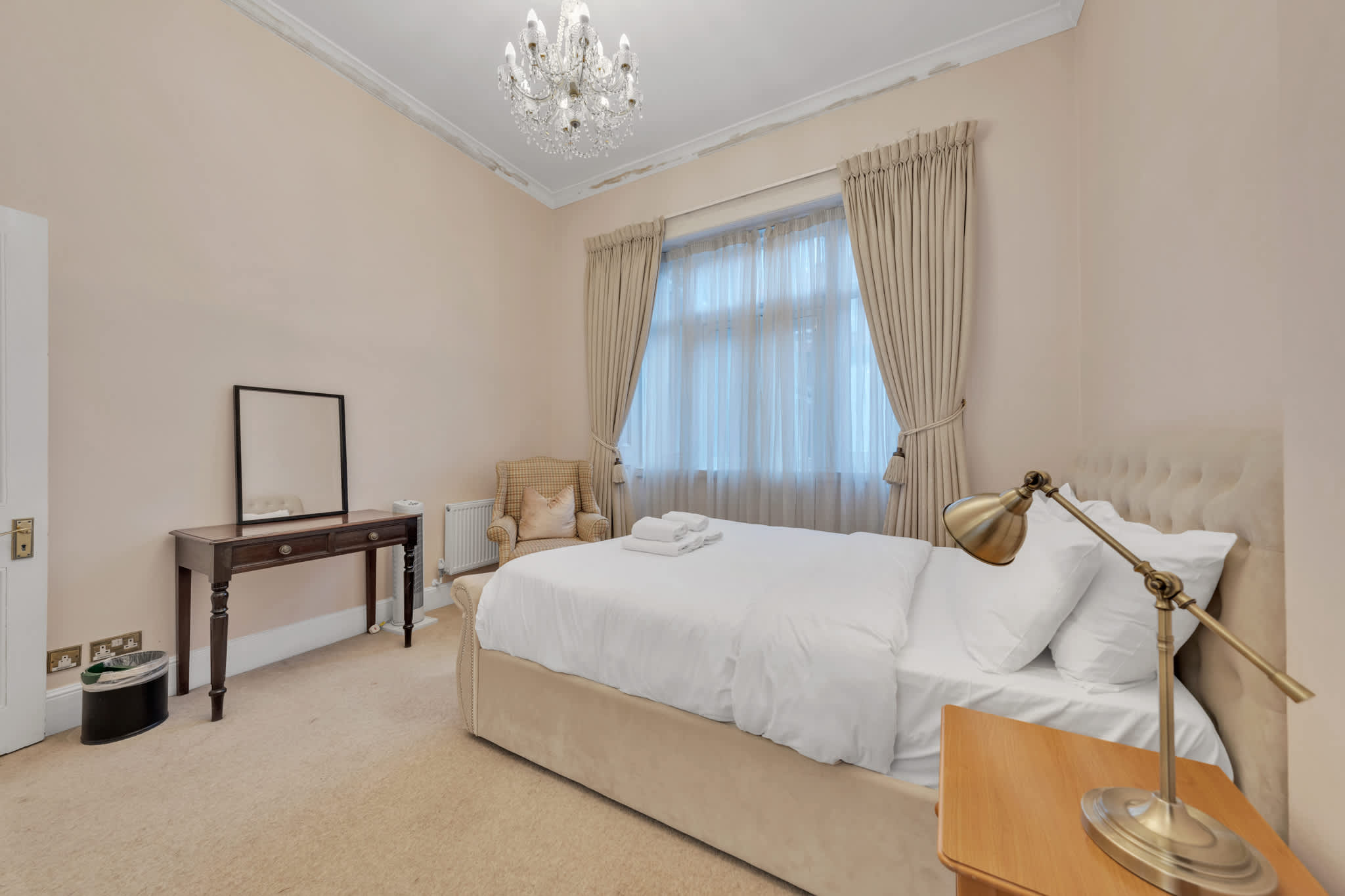 Chic Mayfair One-Bedroom City Stay in Hertford Street W1J 7SS - Property image 2 - VivreStays