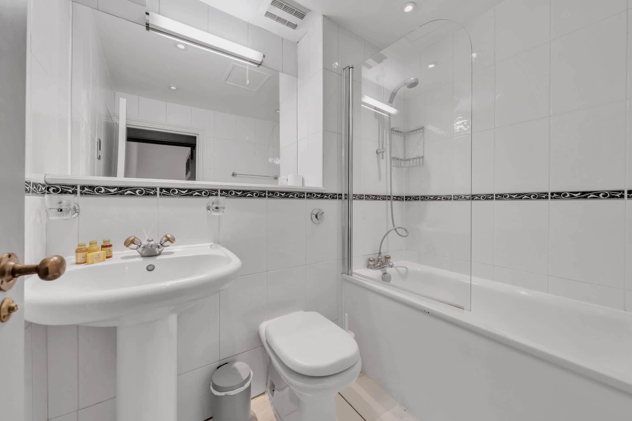 View Premium Mayfair One-Bedroom Suite in Hertford Street W1J 7SS Premium Mayfair One-Bedroom Suite in Hertford Street W1J 7SS - Property image 11 - VivreStays
