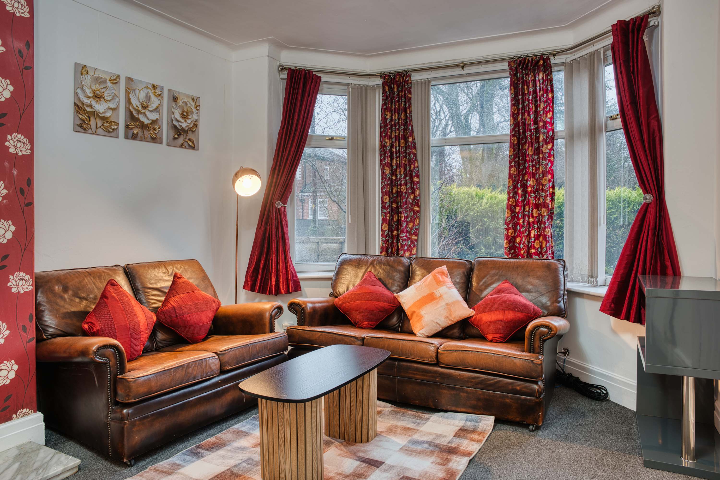Cosy Whitefield 3 Bed | Near Heaton Park | WiFi — Hostahome managed short-let