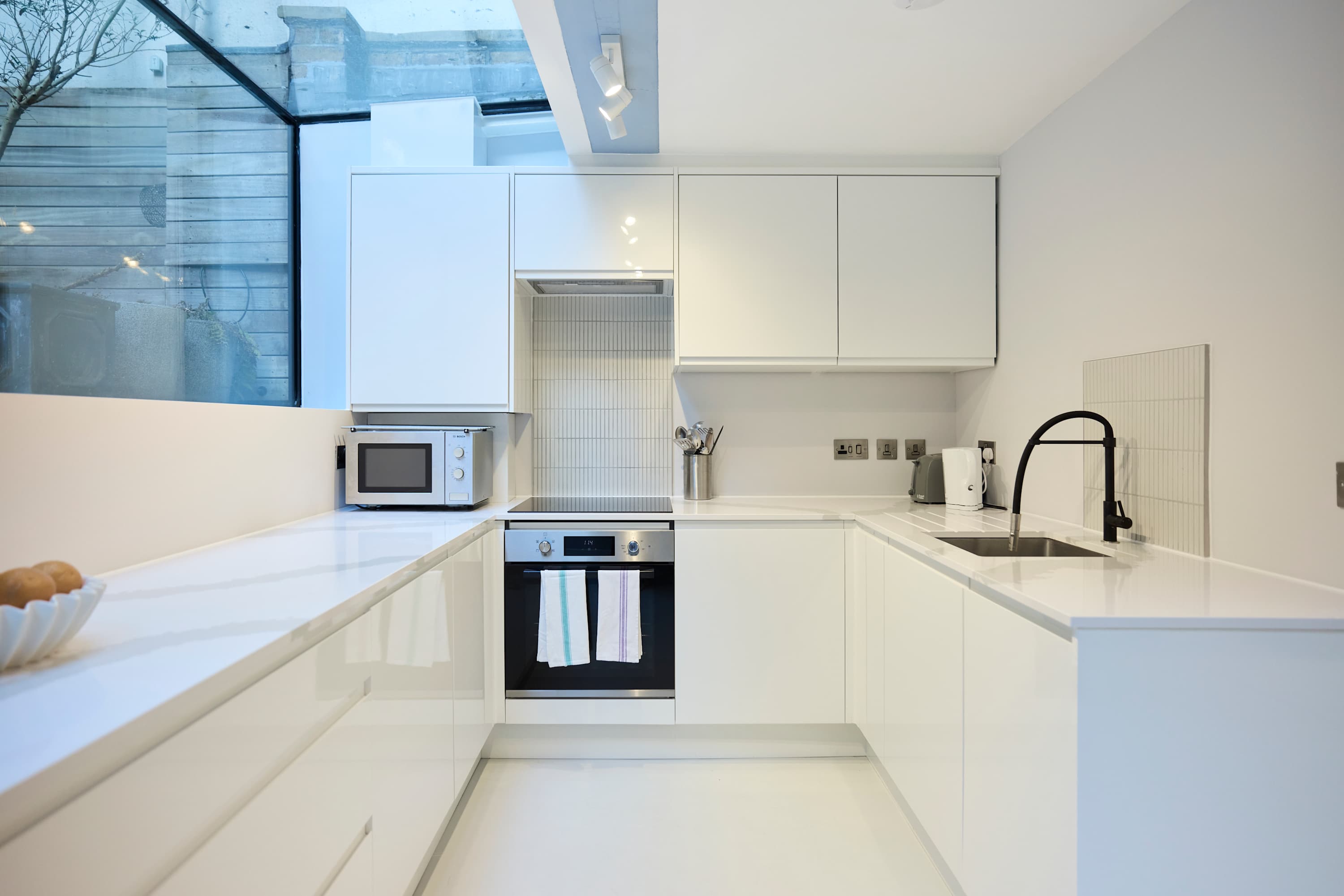 View Ladbroke Grove Courtyard Apartment in Ladbroke Grove 112 W10 5NE Ladbroke Grove Courtyard Apartment in Ladbroke Grove 112 W10 5NE - Property image 2 - VivreStays