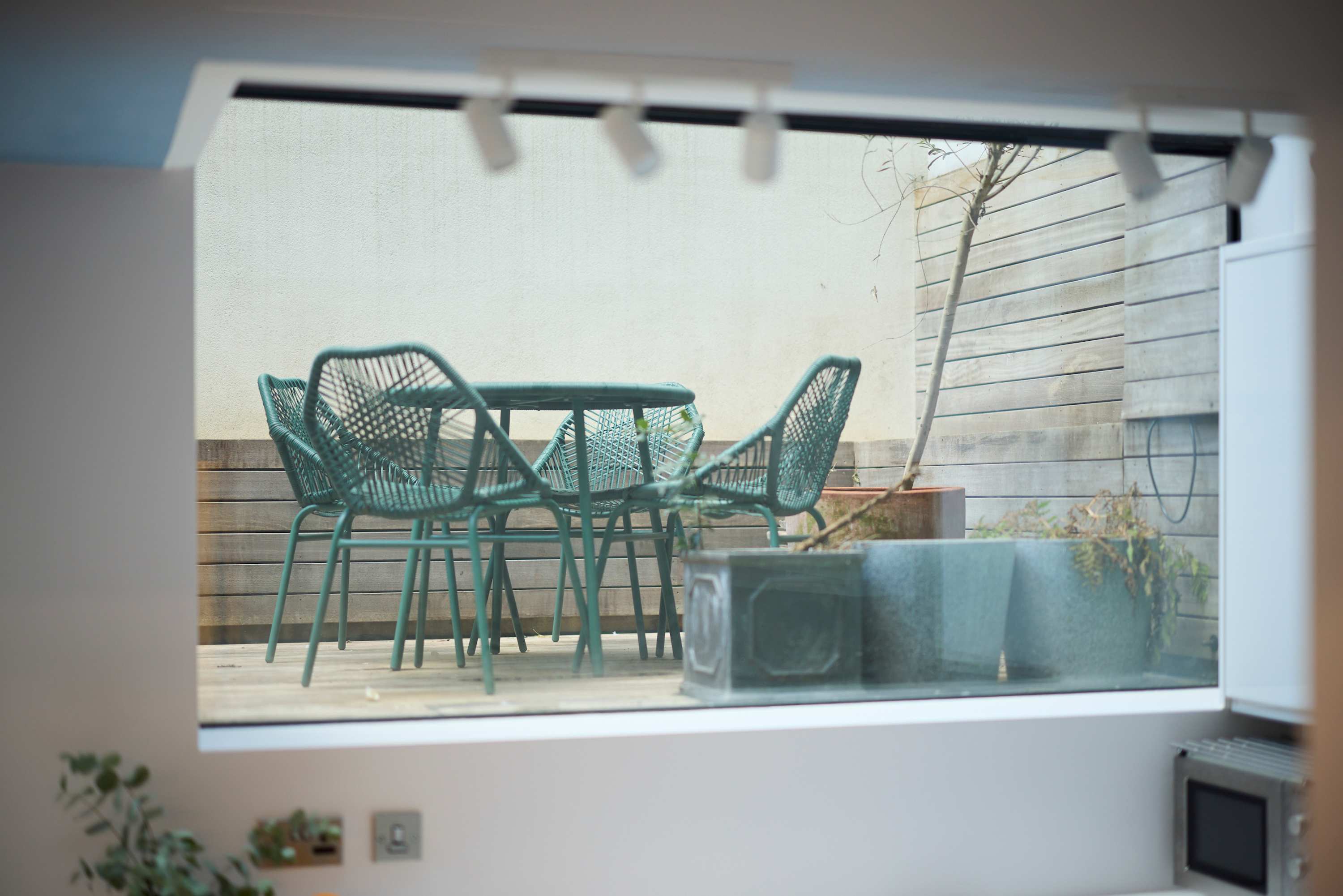 View Ladbroke Grove Courtyard Apartment in Ladbroke Grove 112 W10 5NE Ladbroke Grove Courtyard Apartment in Ladbroke Grove 112 W10 5NE - Property image 7 - VivreStays