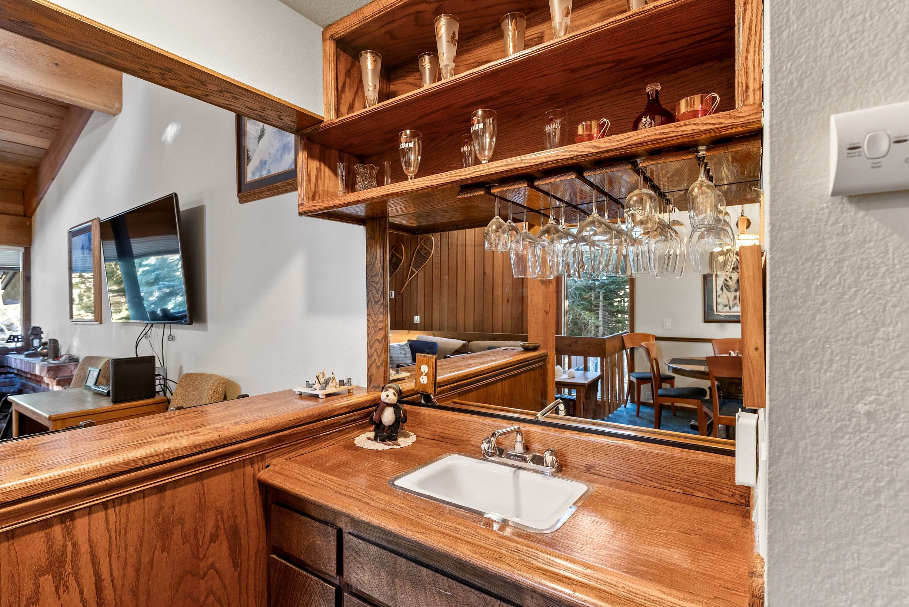 2BR Overlooks Shared Pool, Near Gondola & Village! 3