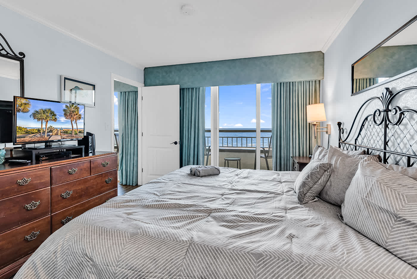 Oceanfront Luxury 2BR Litchfield Beach Escape | Photo 14