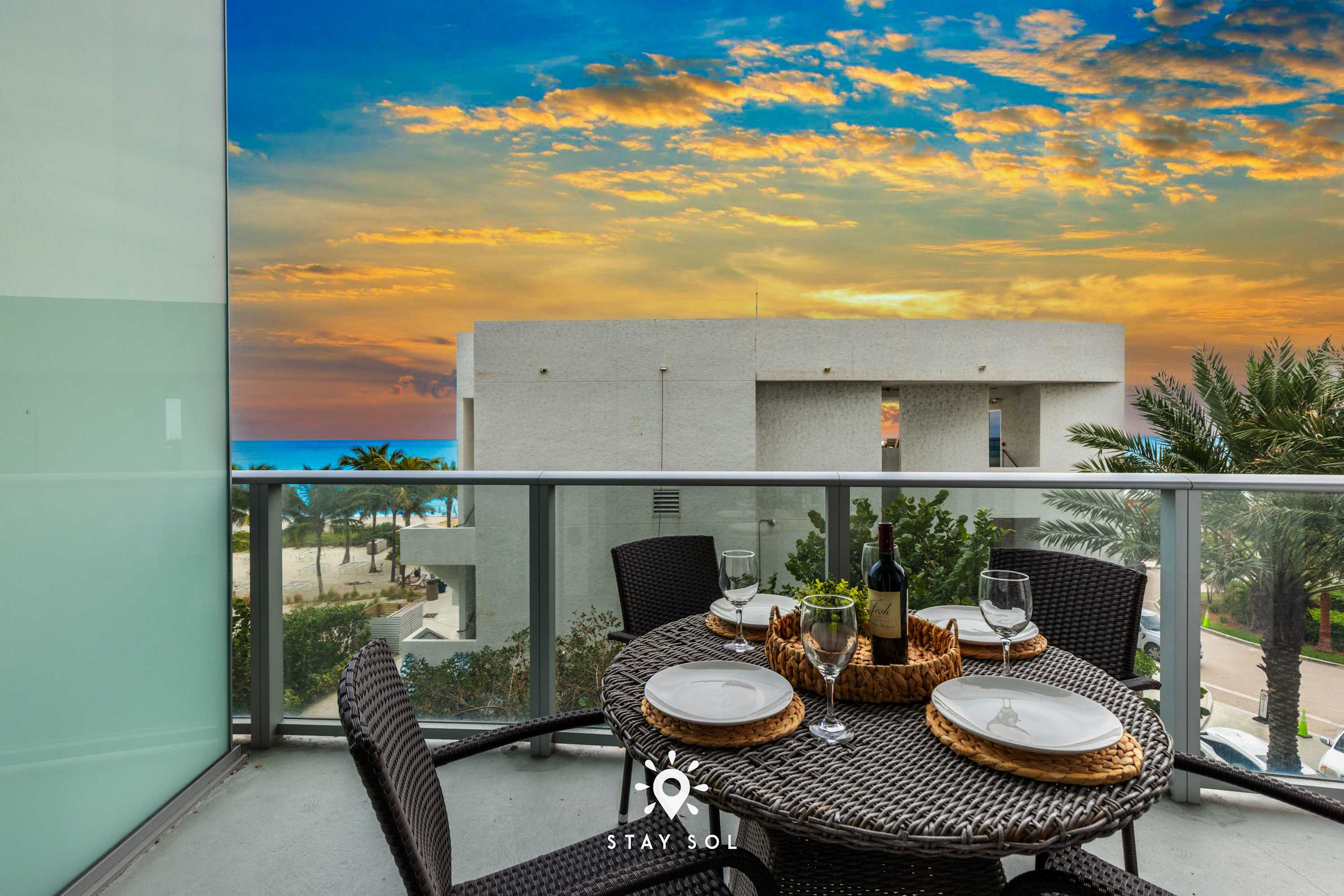 Beautiful Apt w/ Amazing Pool and Private Balcony