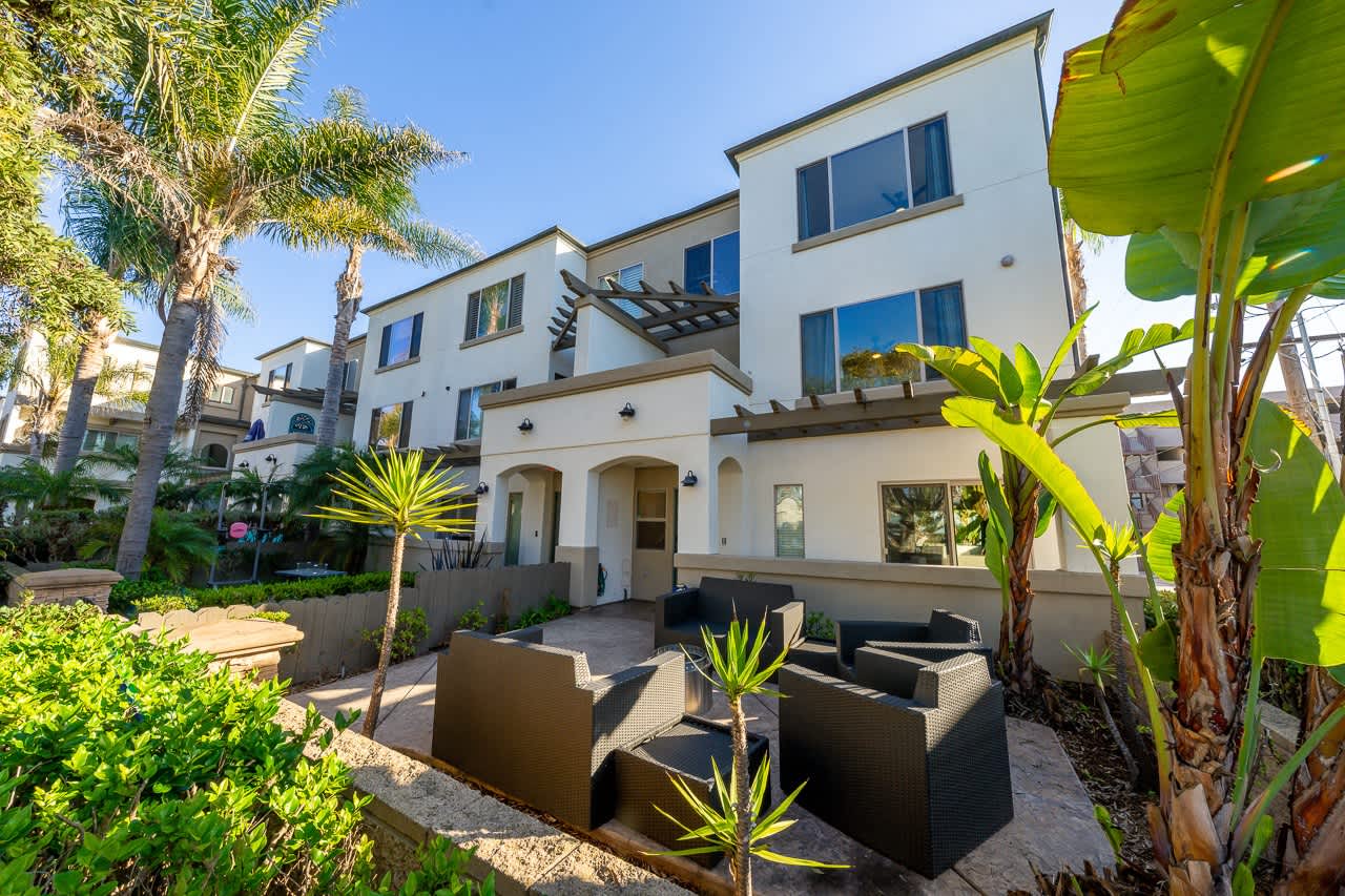 Surfers Paradise Amazing Beach Home w Parking 5