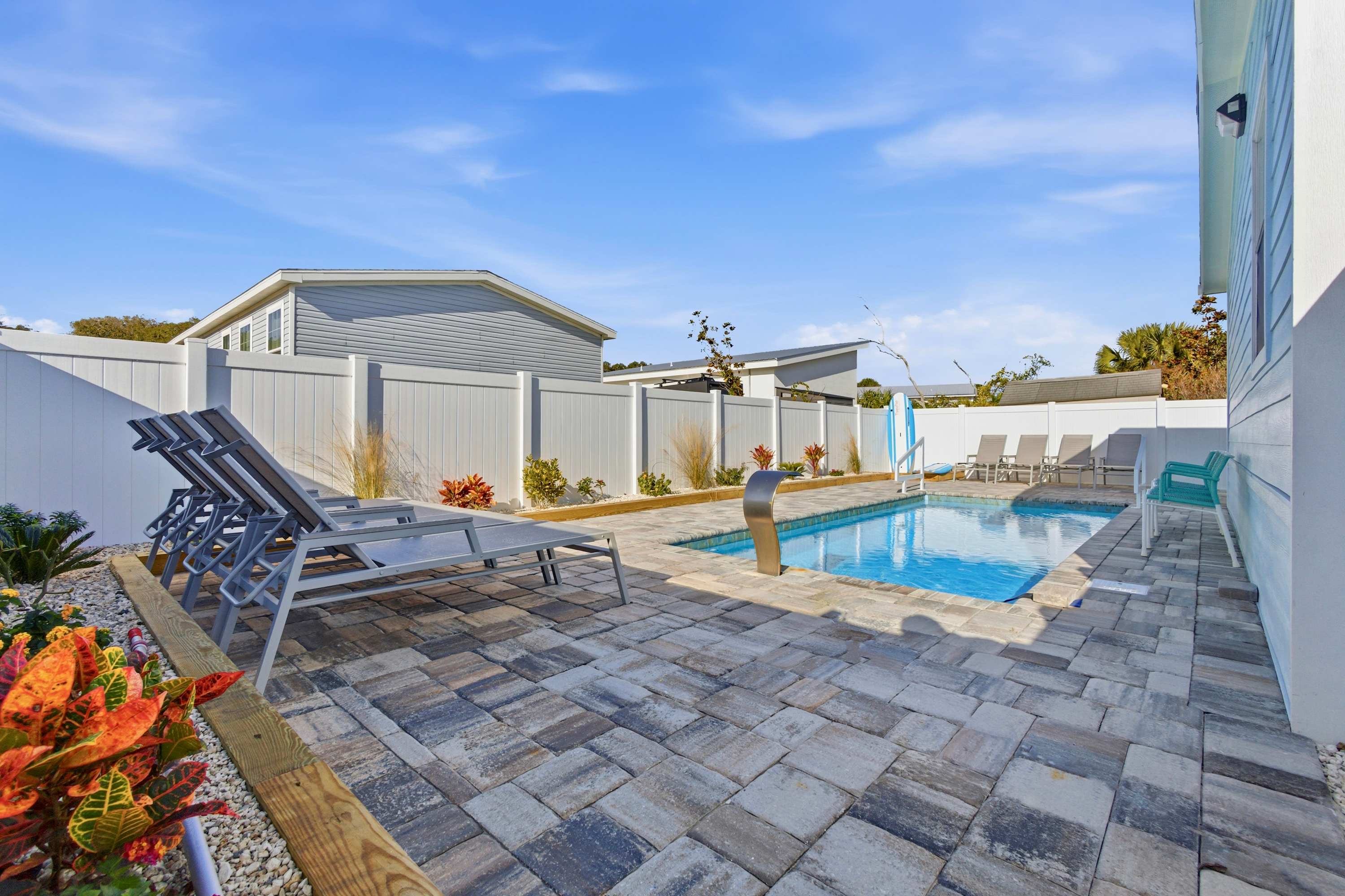 Beach Home: Heated Pool, Golf Cart, Kayaks, Fence