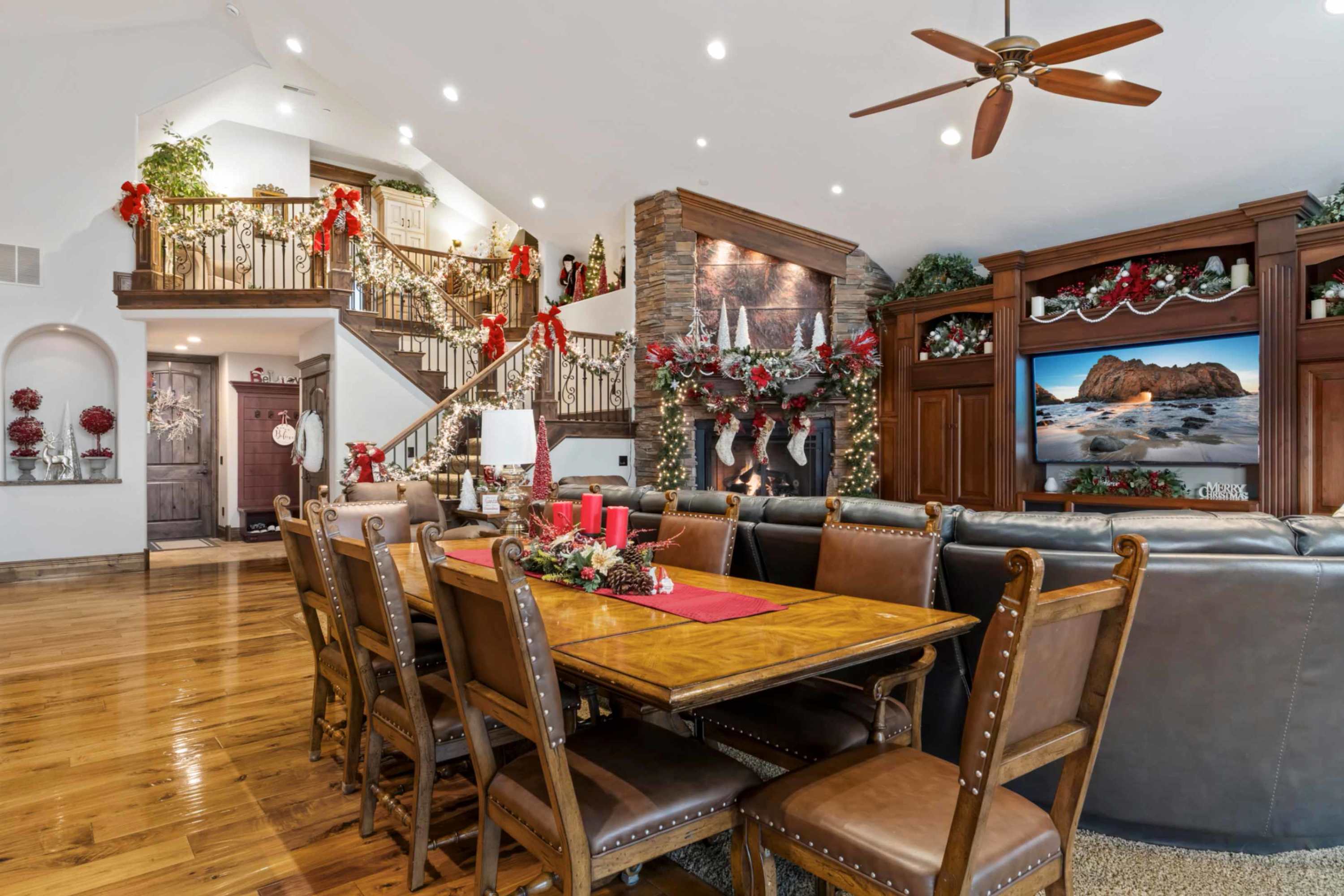 Lots of space for a big family to dine. This home is GREAT for family reunions.