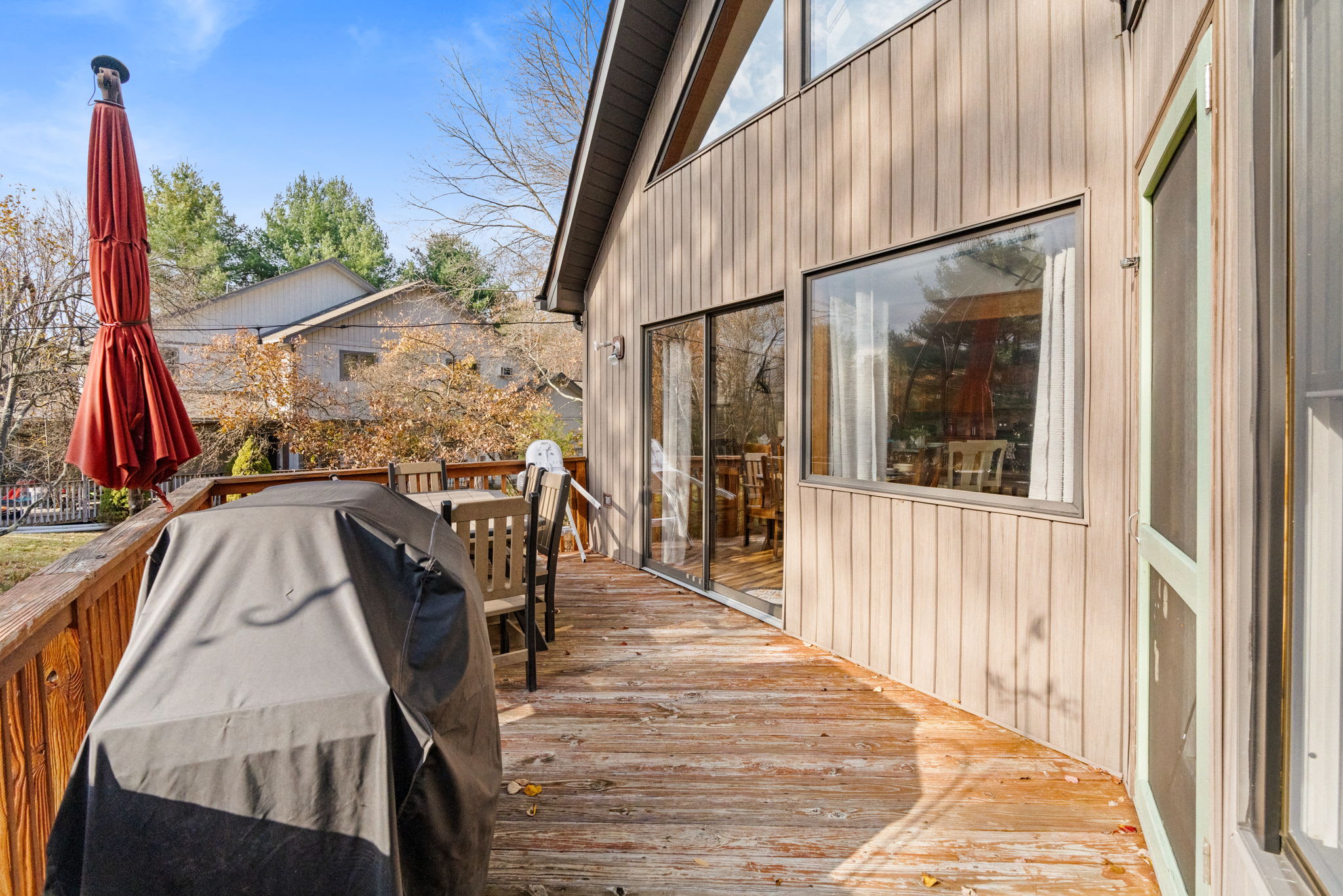 Side deck with comfortable outdoor lounge furniture - additional relaxation space with forest ambiance