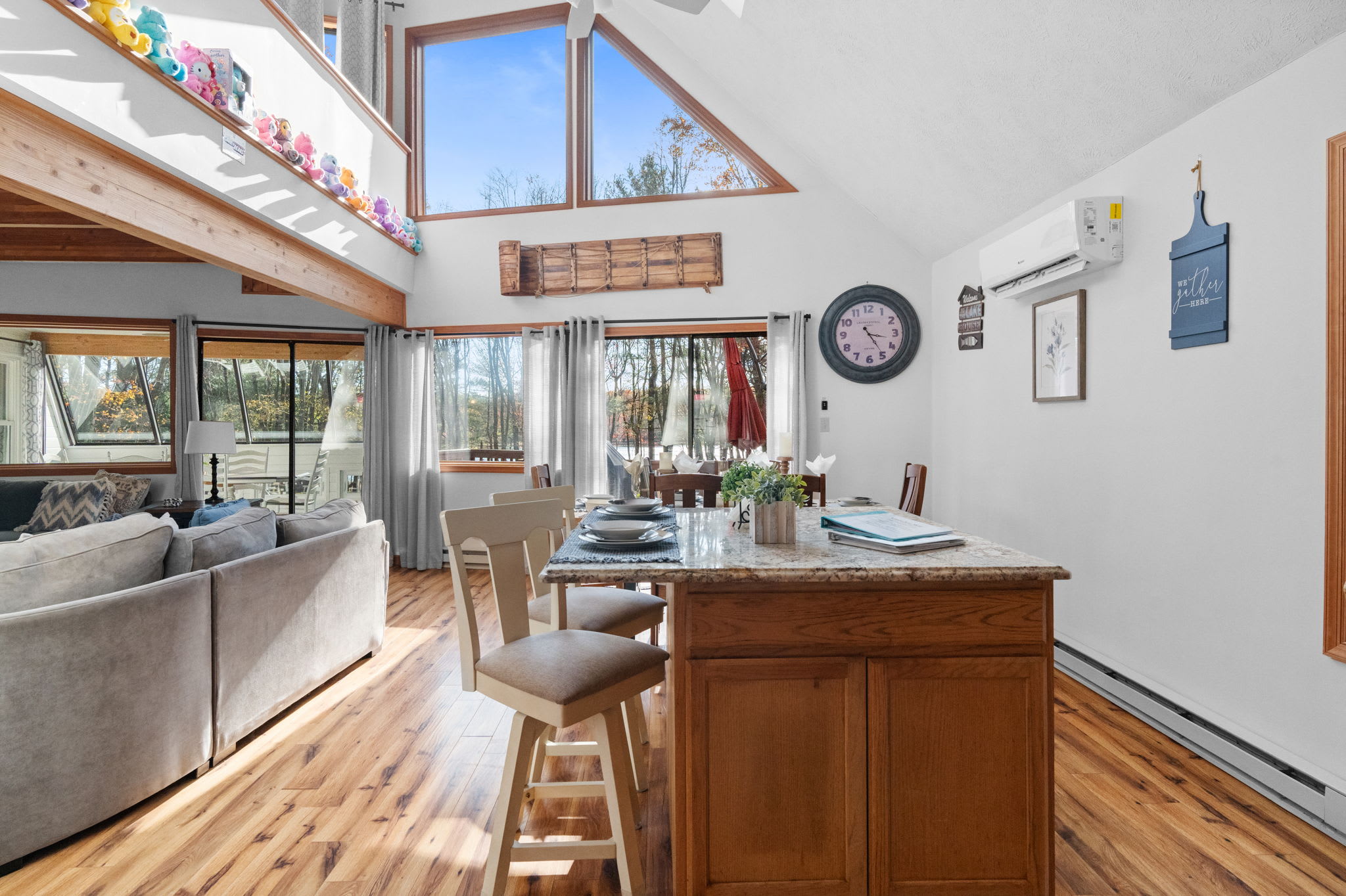 Master bedroom with queen bed and quality linens - comfortable sleeping quarters for guests