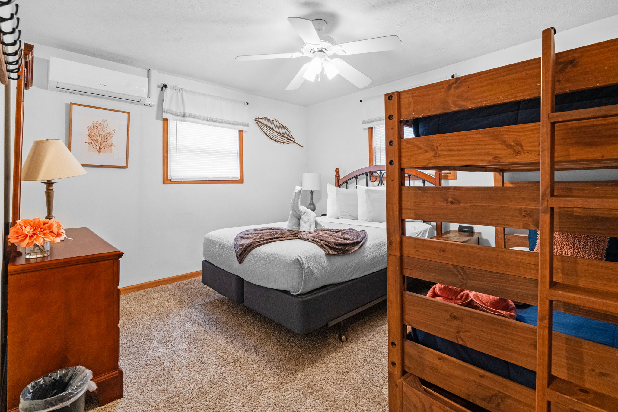 Twin bedroom with cozy bedding - additional sleeping space for your group
