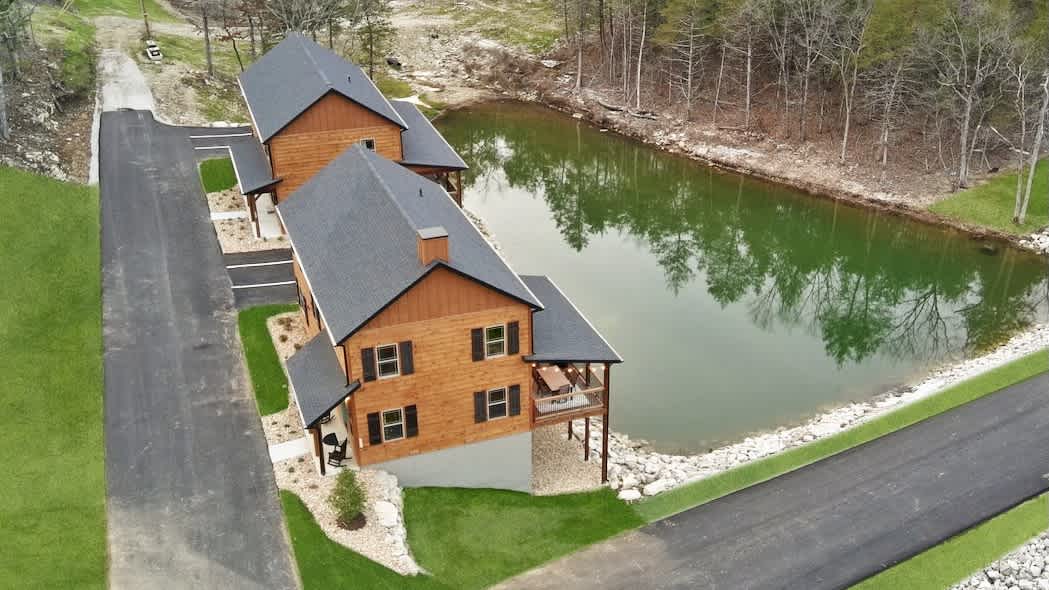 Close to pools, overlooks water, gorgeous cabin — Hollister, MO — vacation rental