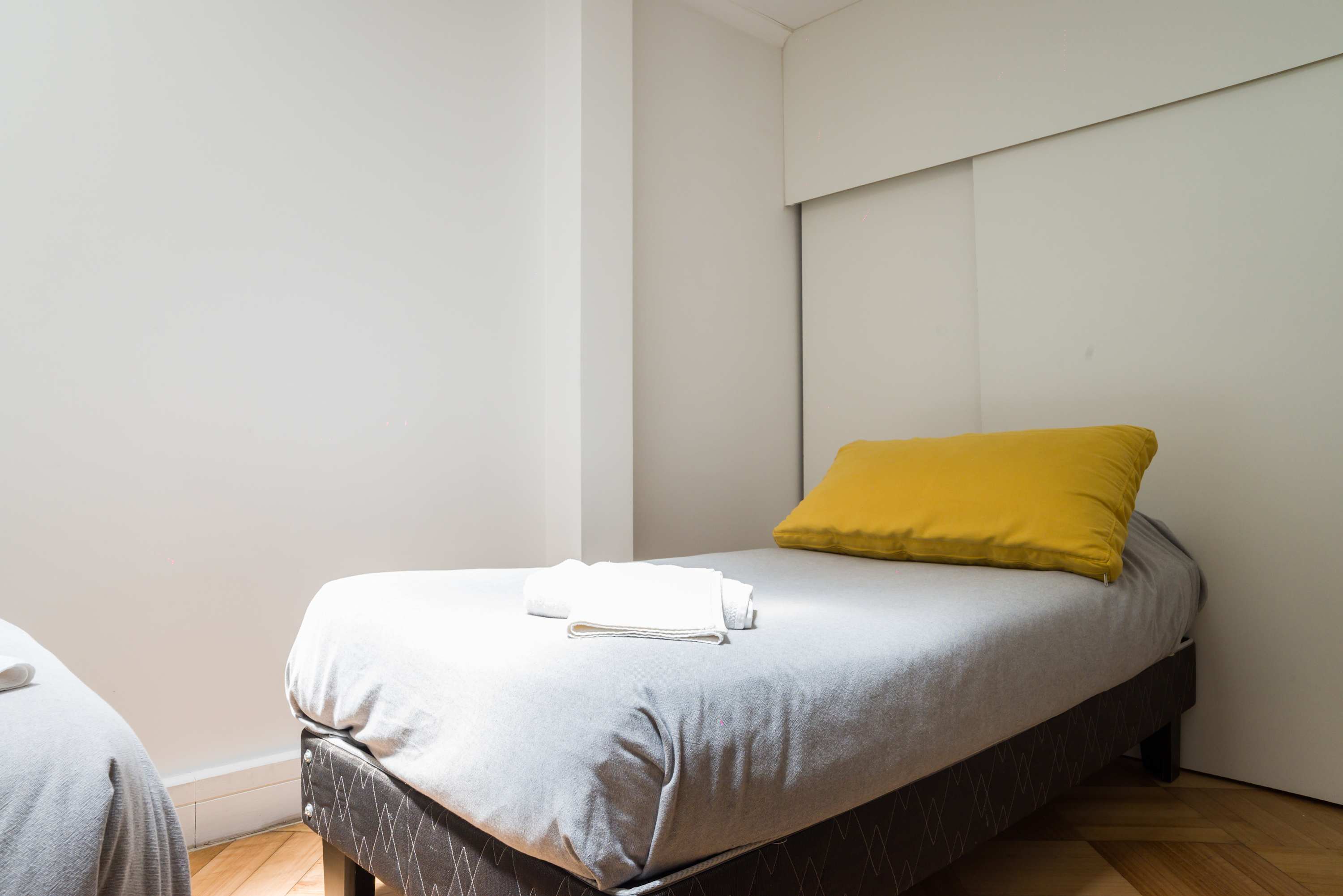 Cozy and bright bedroom with a comfortable single bed, perfect for a restful stay.