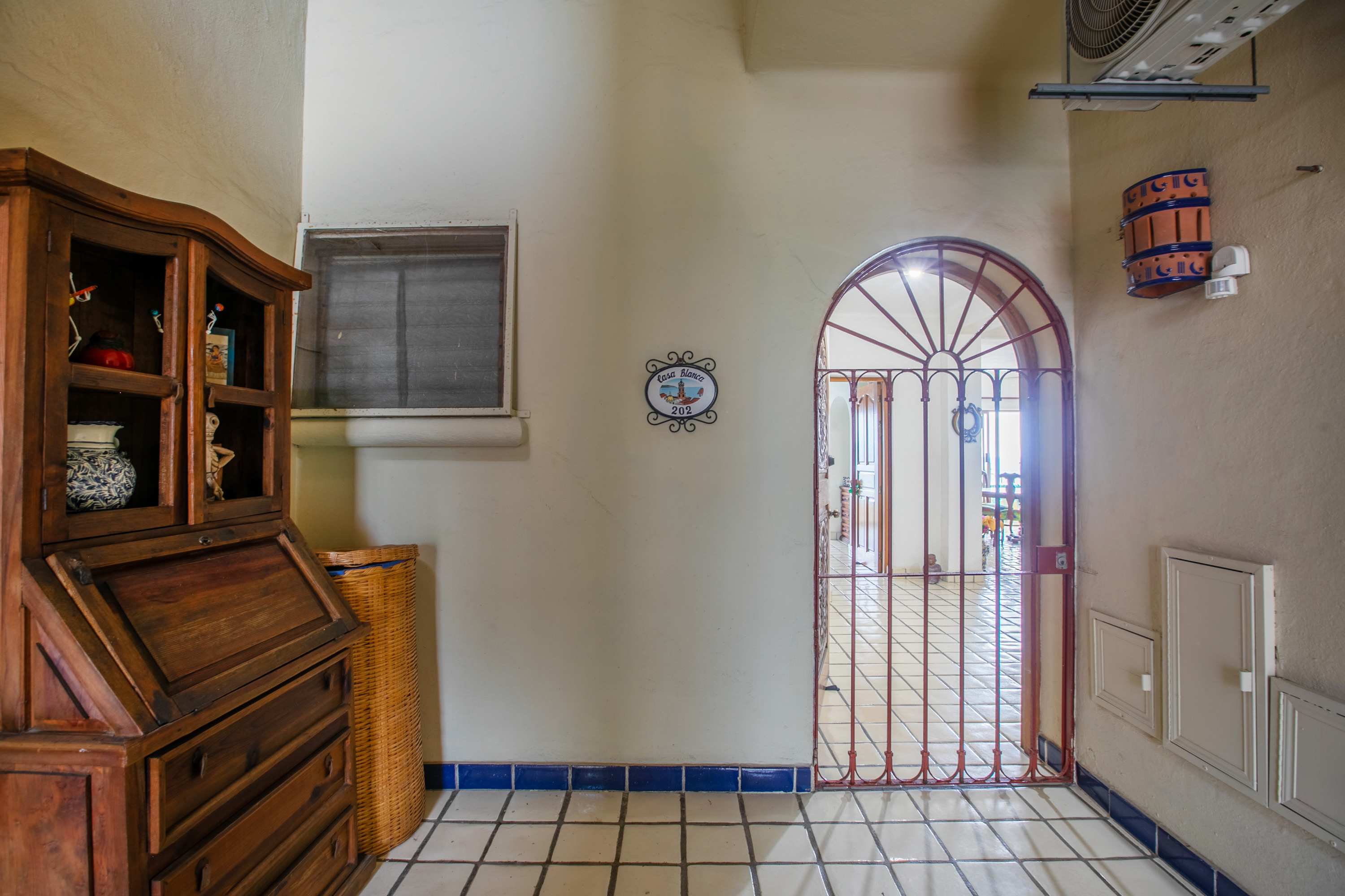 Casa Blanca Condo in the Heart of Old Town.