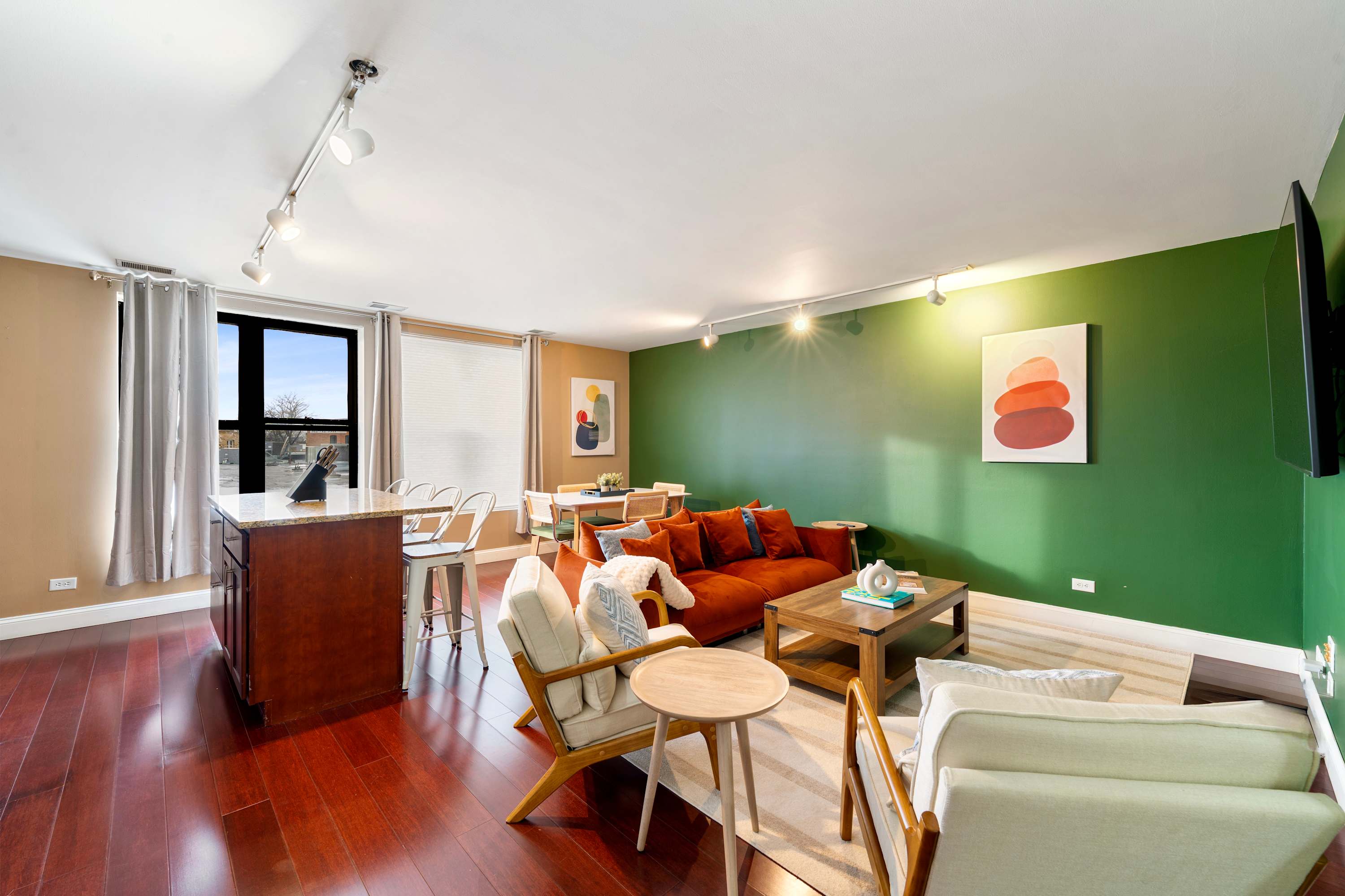 Stylish Condo With Elevator Access And Smart Entertainment - Cozy Retreat - Chicago, IL
