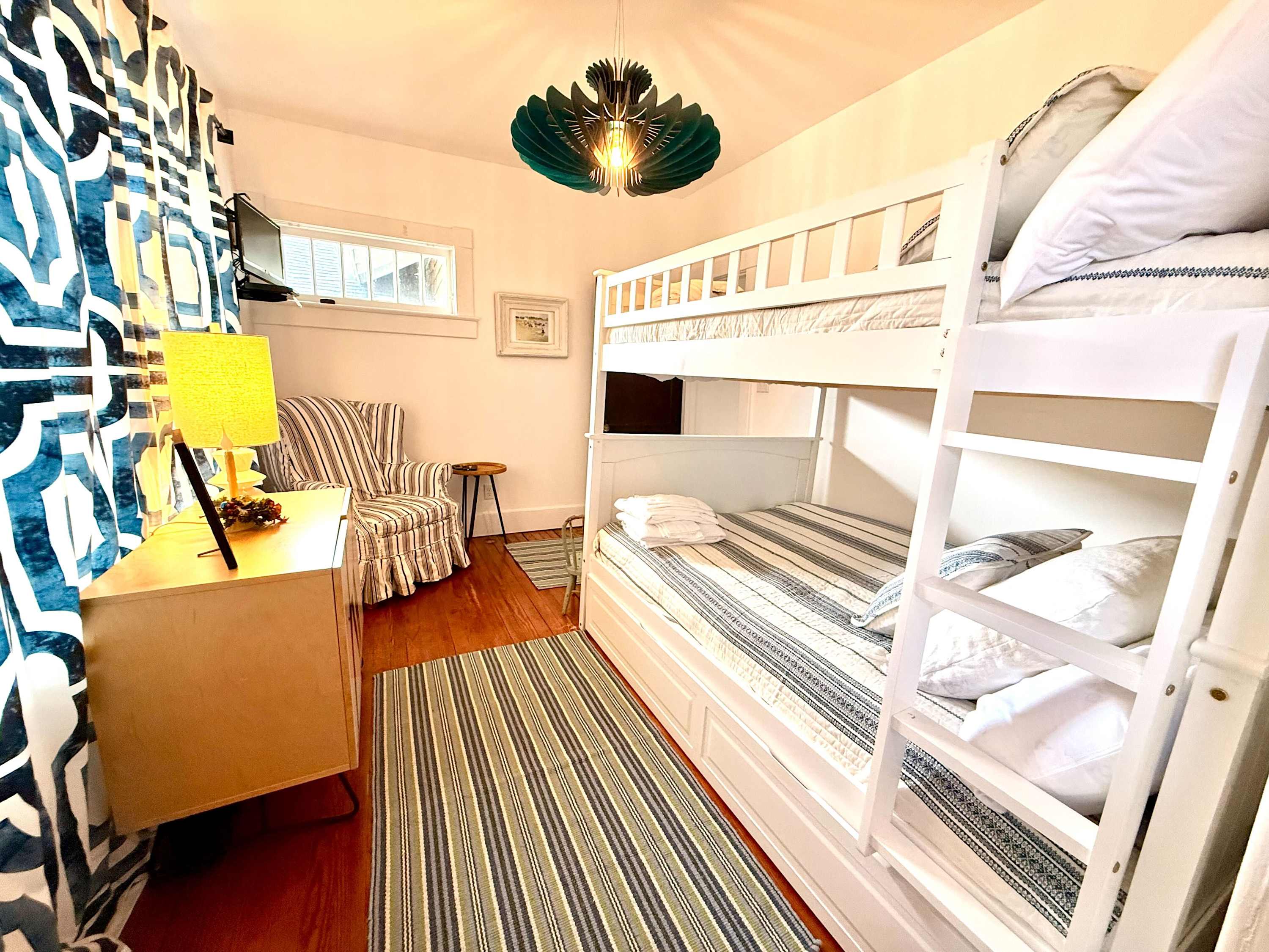 Hummingbird Cottage - Chesapeake Properties