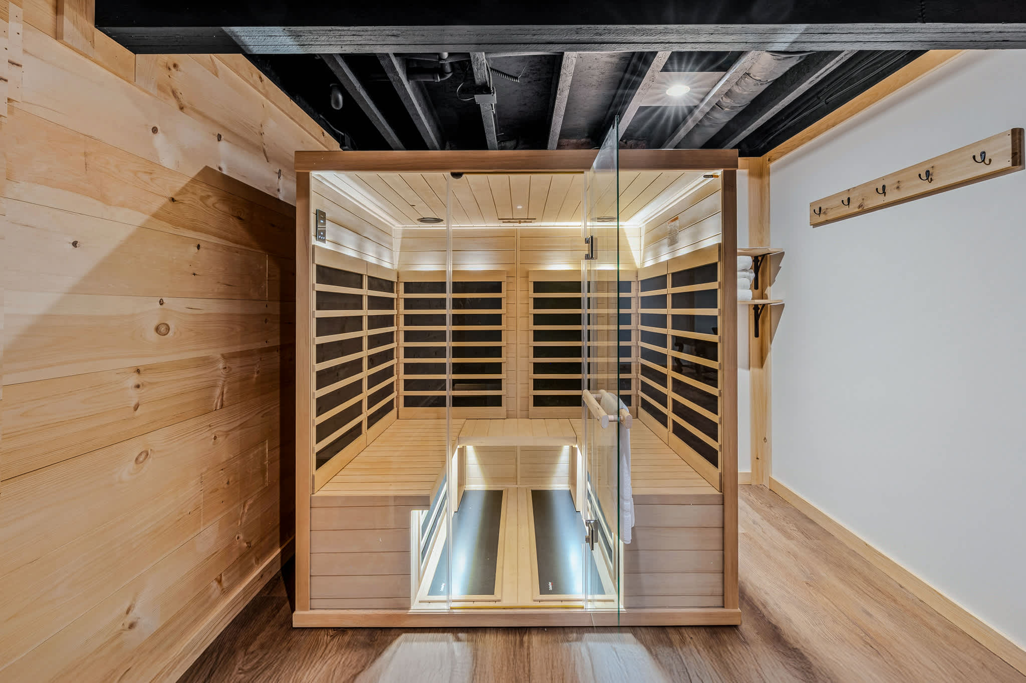 Hot Tub, Great Living Space - Fairbanks Haven