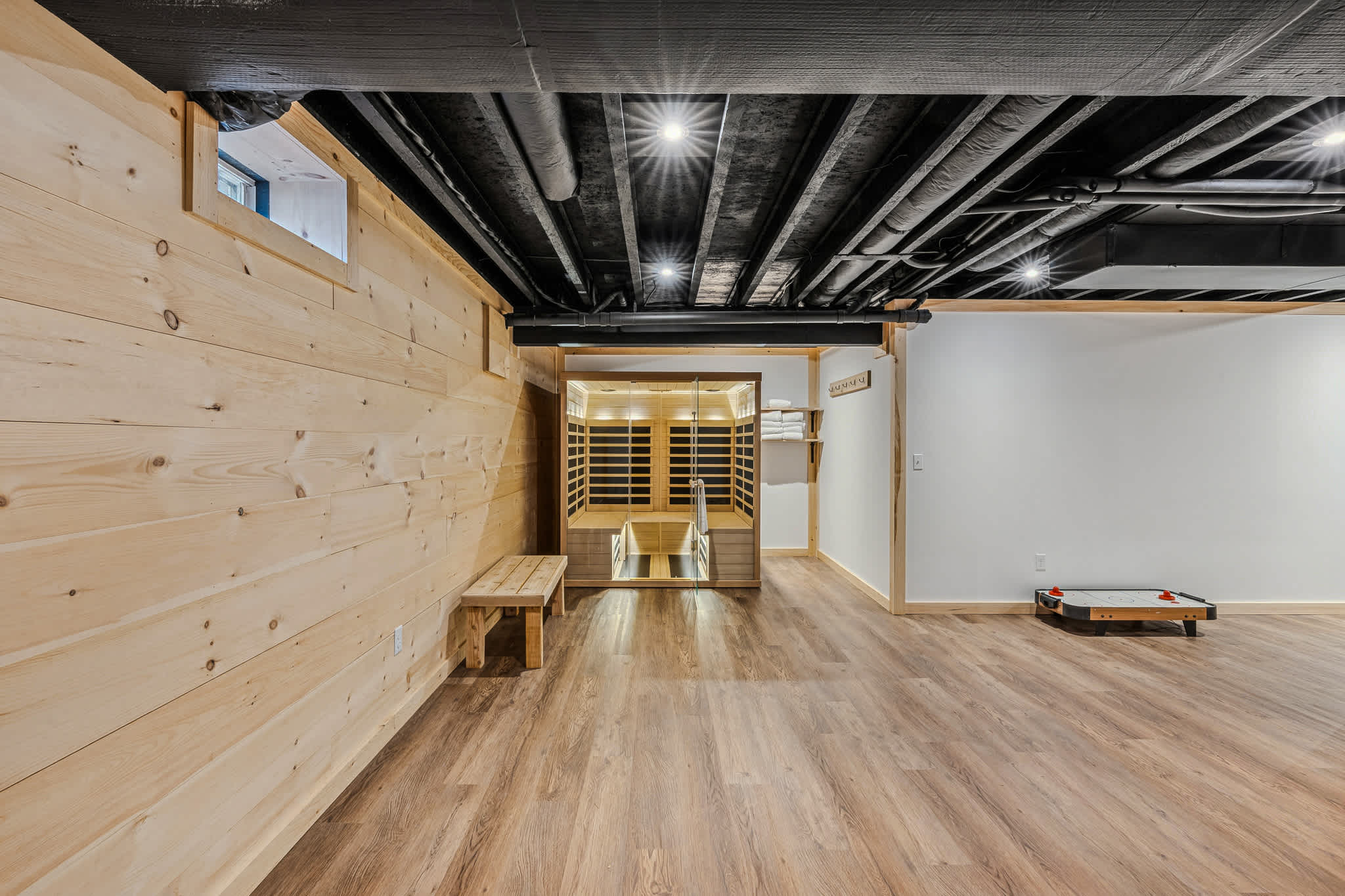 Hot Tub, Great Living Space - Fairbanks Haven