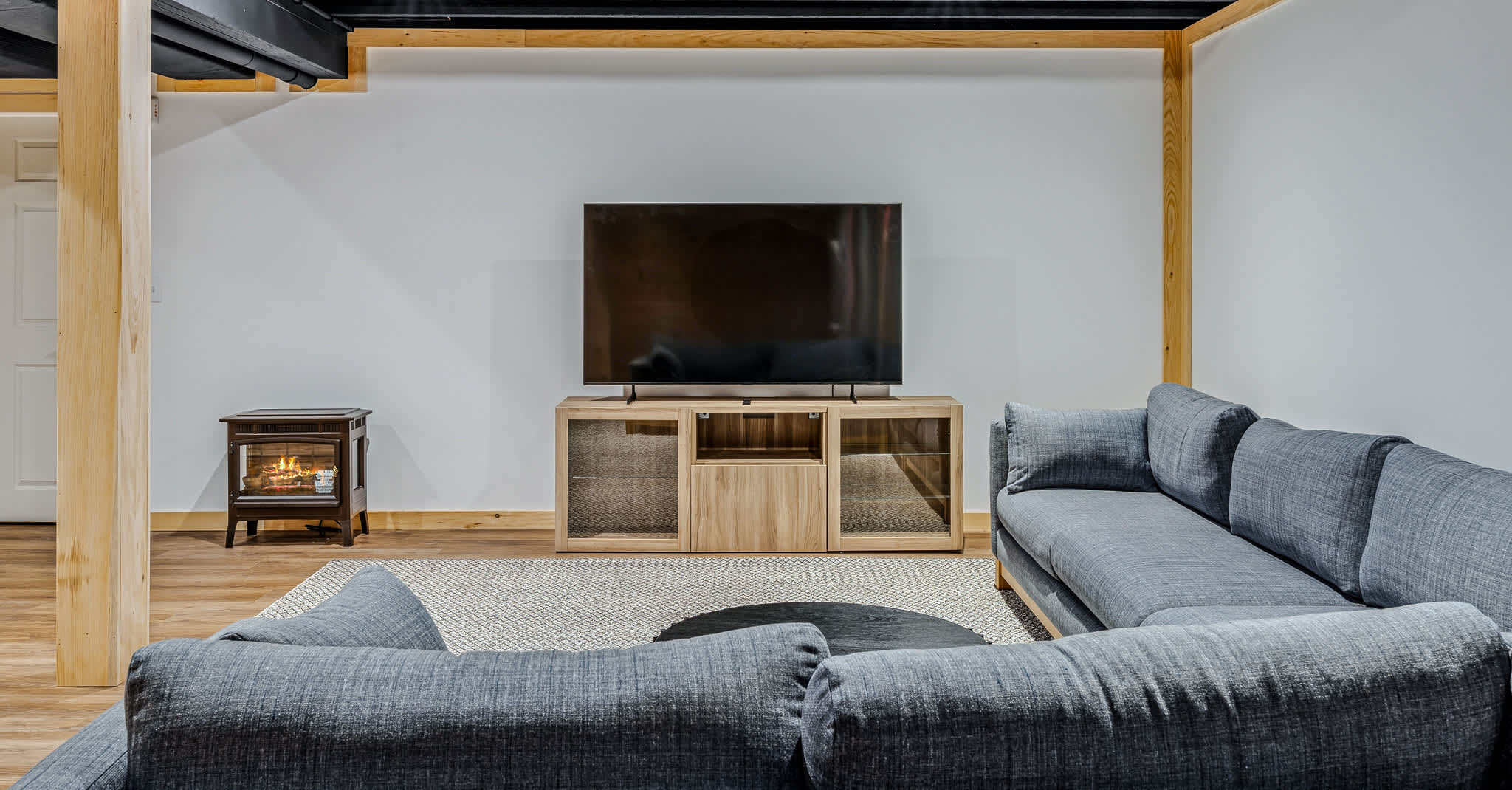 Hot Tub, Great Living Space - Fairbanks Haven