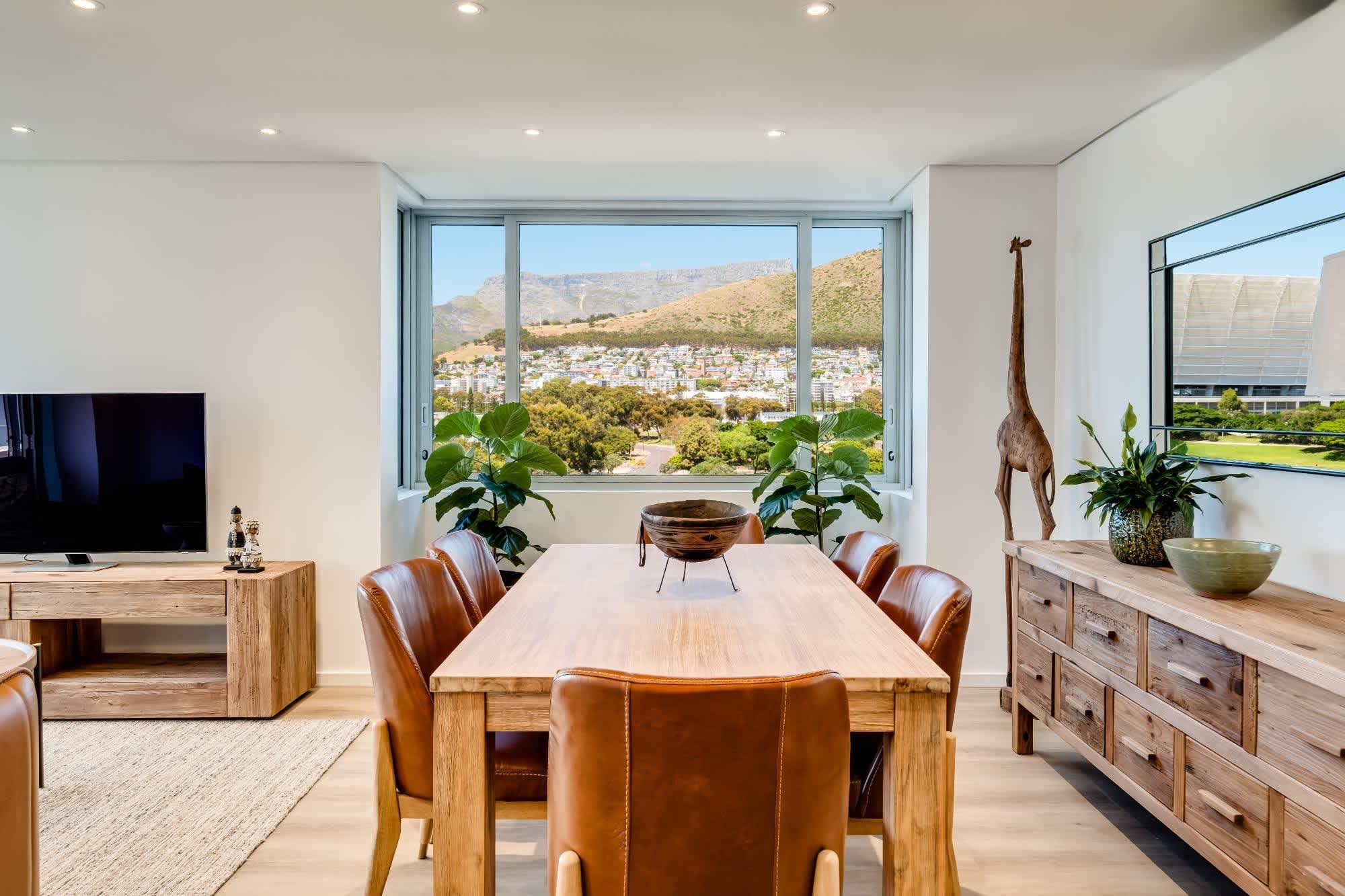 2bed Mouille Point Apartment w Amazing Cape Views 4