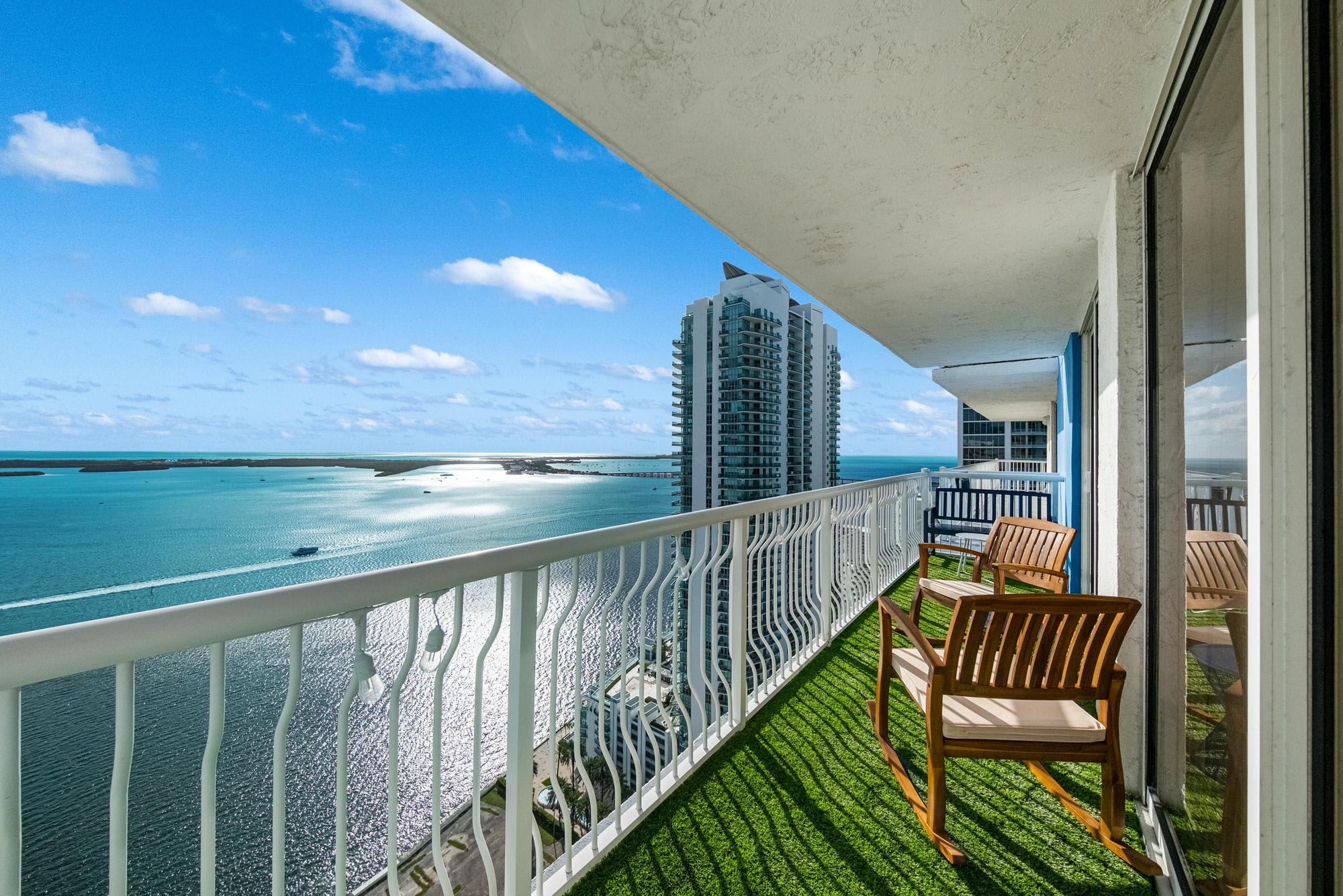 Brickell 3BR ⢠Gym & Pool ⢠Shuttle to World Cup