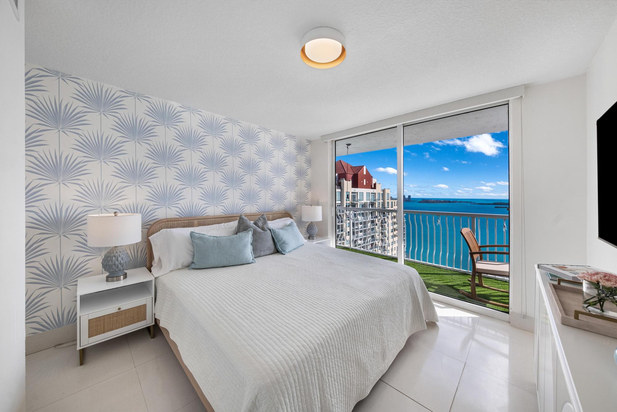 Brickell 3BR ⢠Gym & Pool ⢠Shuttle to World Cup