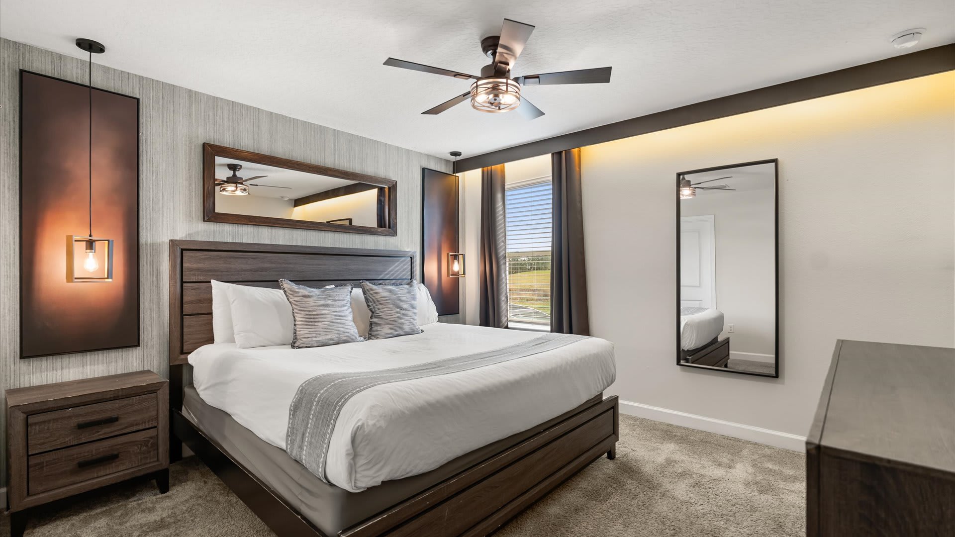 King bedroom with en-suite bathroom and smart TV 