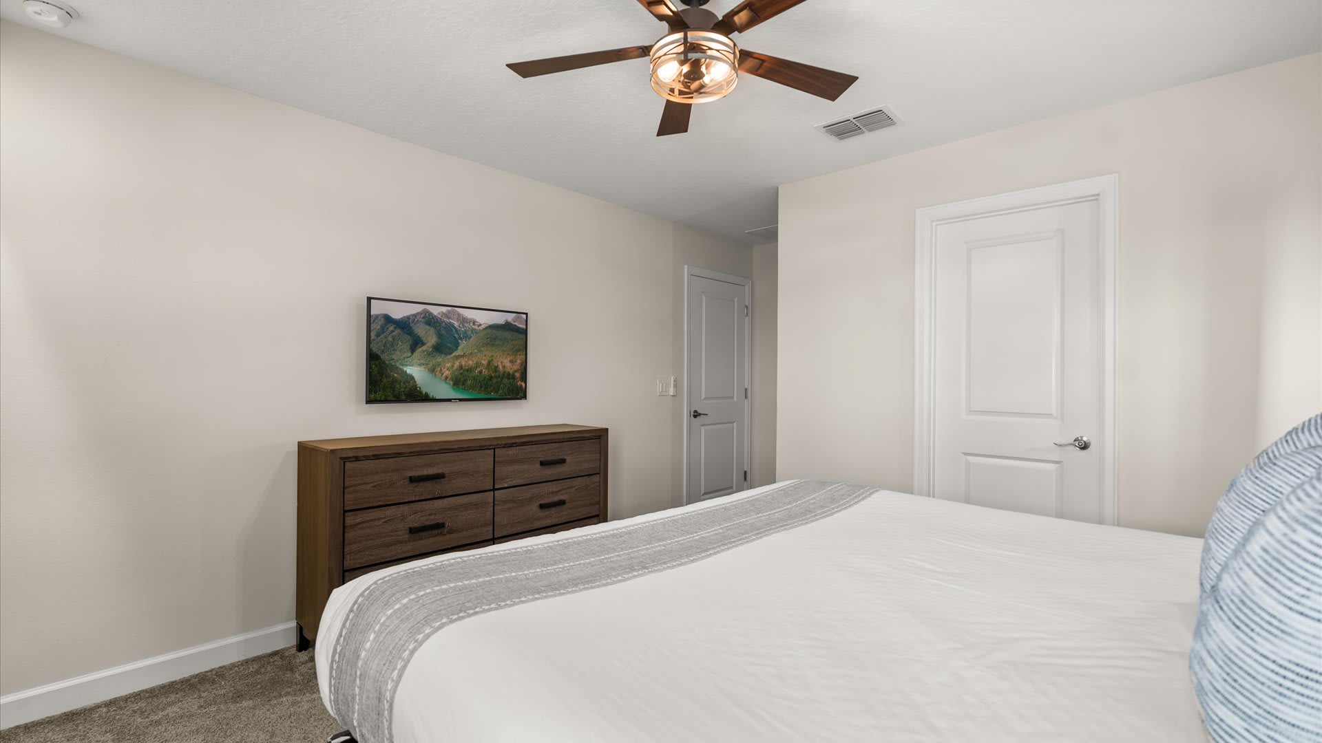 King bedroom with en-suite bathroom and smart TV 