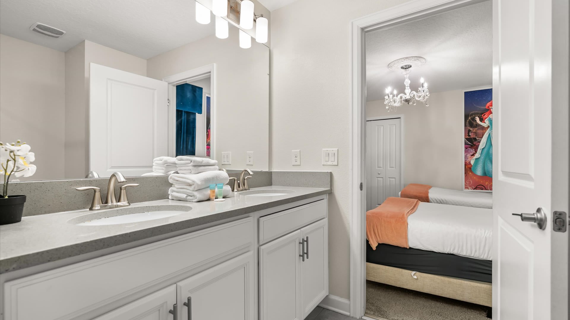 En-suite bathroom with double vanity 