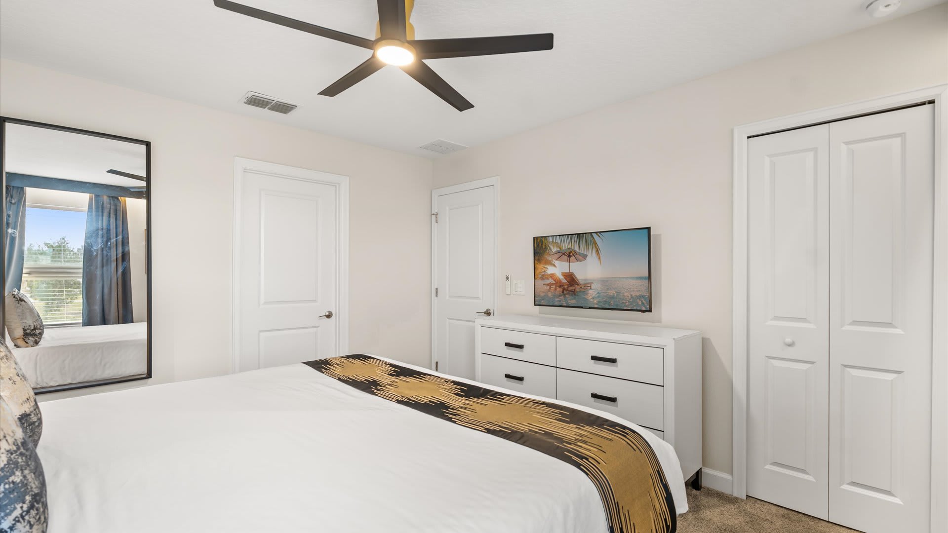 Luxury King bedroom with en-suite bathroom and smart TV 