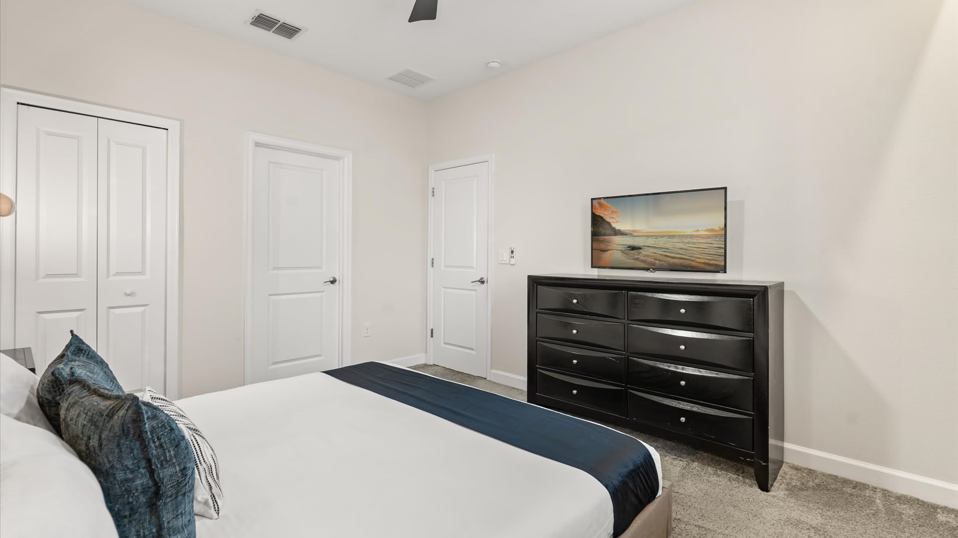 Peaceful and Elegant King bedroom with smart TV 