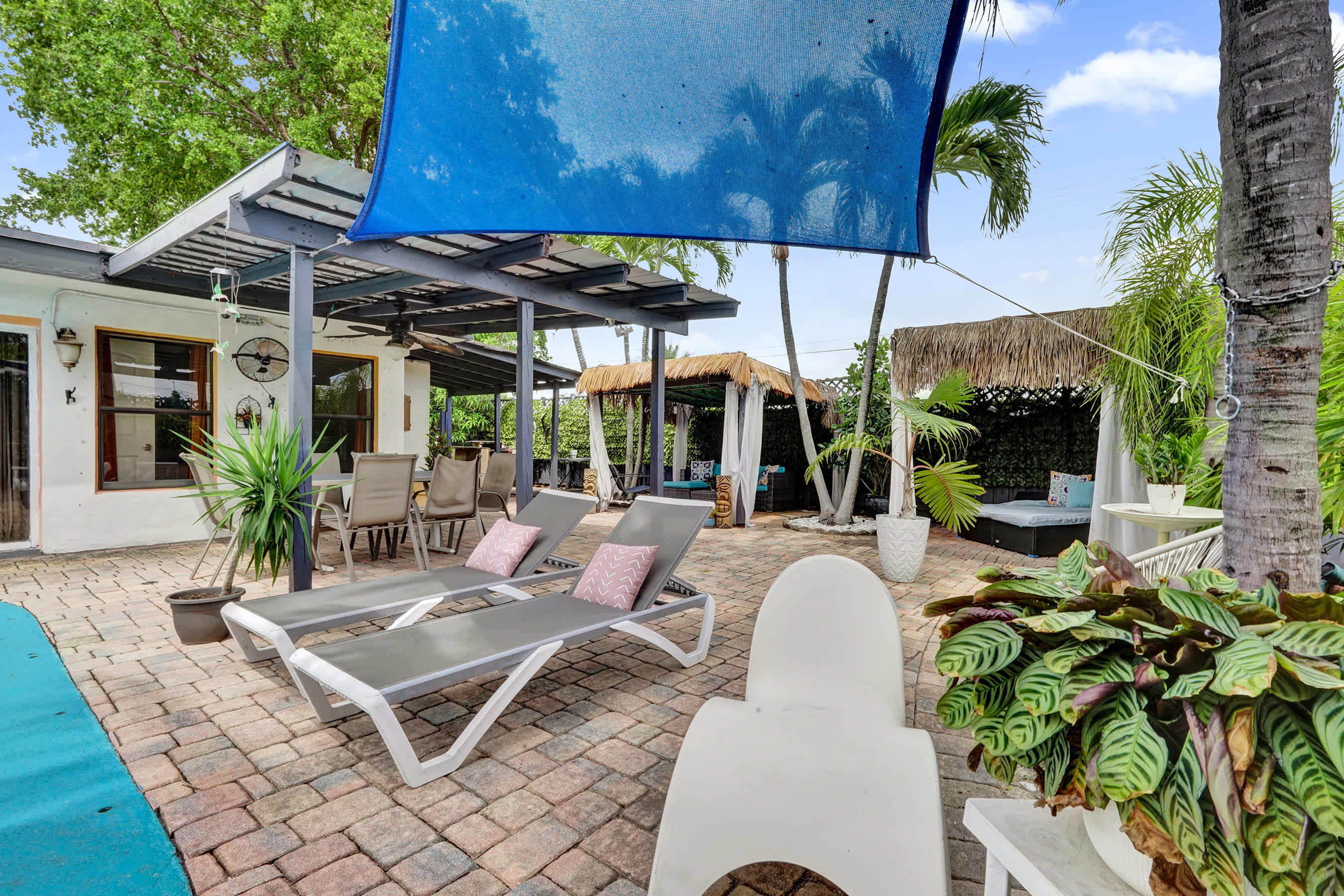 Lounge in the sunshine or make a splash in the sparkling shared pool​​