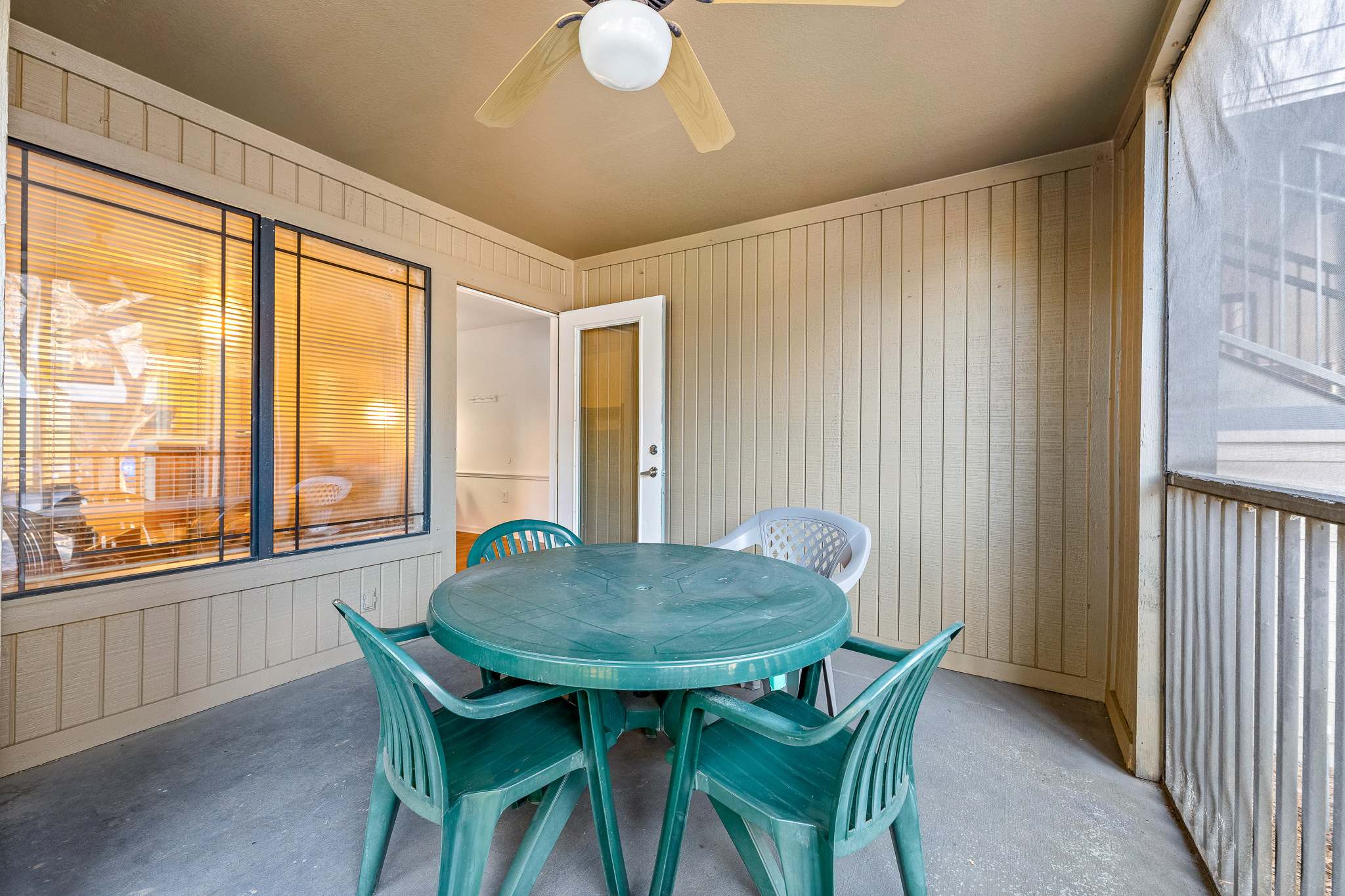 Spacious condo near USF w/ pool & patio