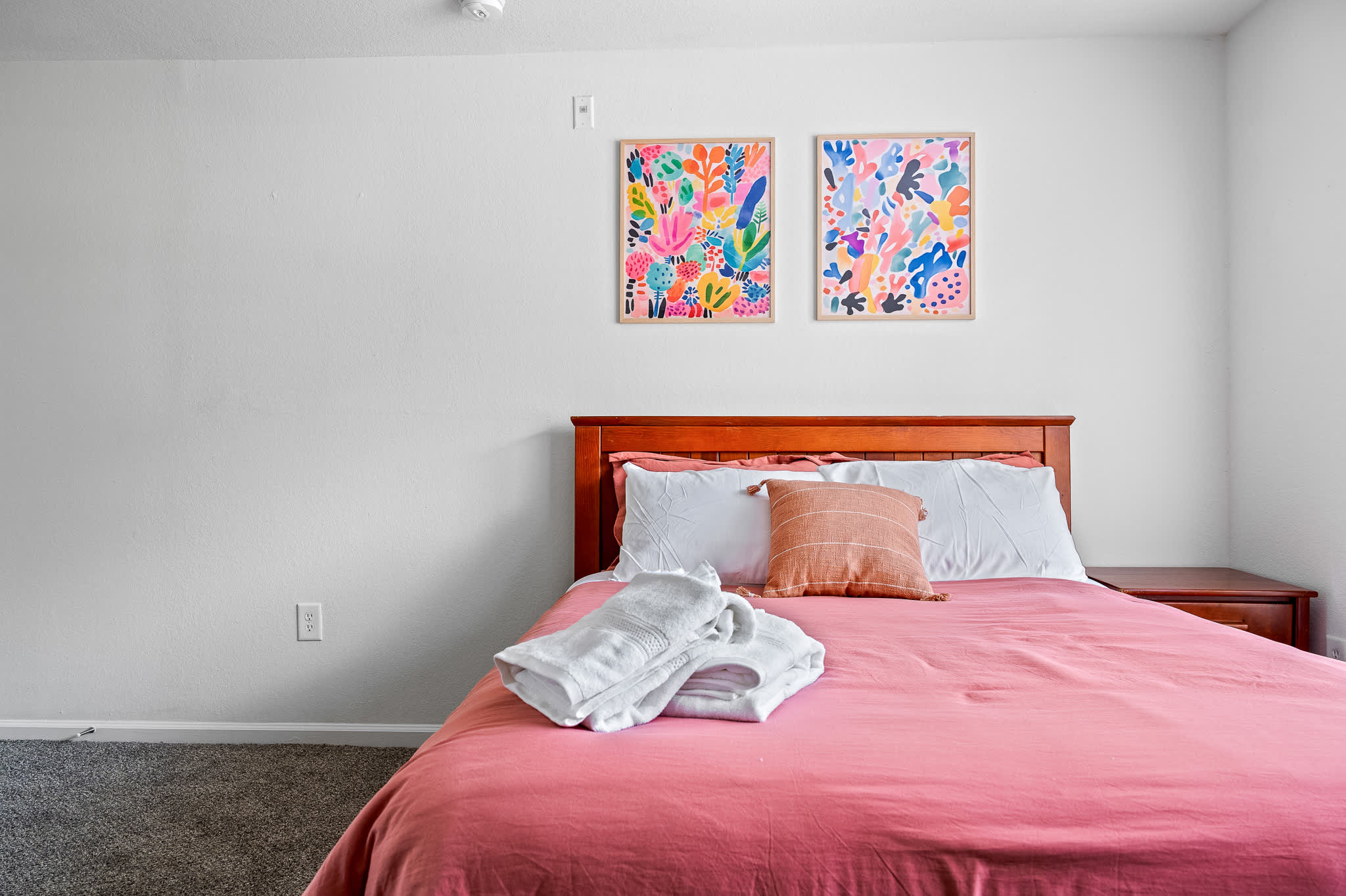 Spacious condo near USF w/ pool & patio