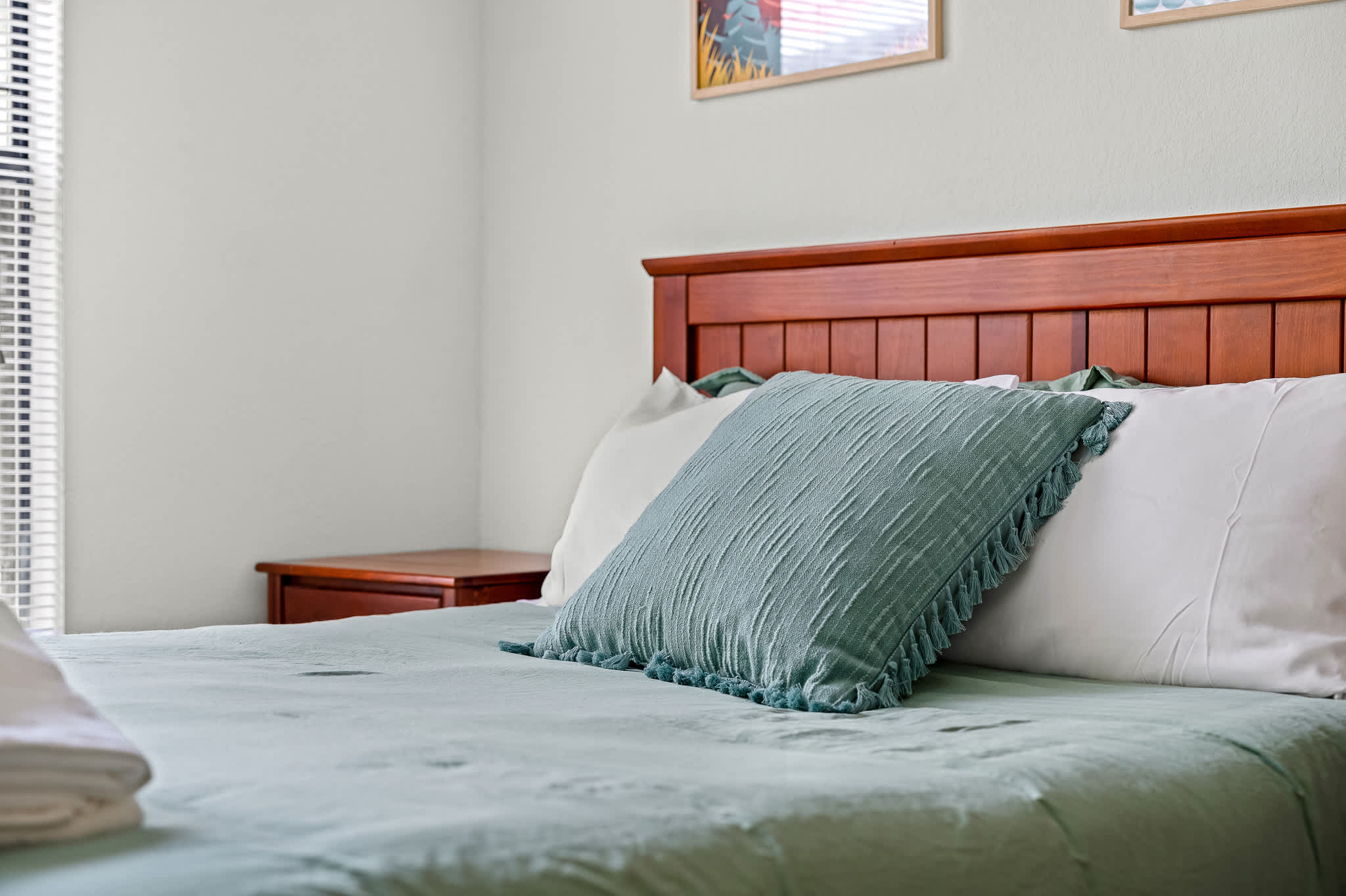 Spacious condo near USF w/ pool & patio