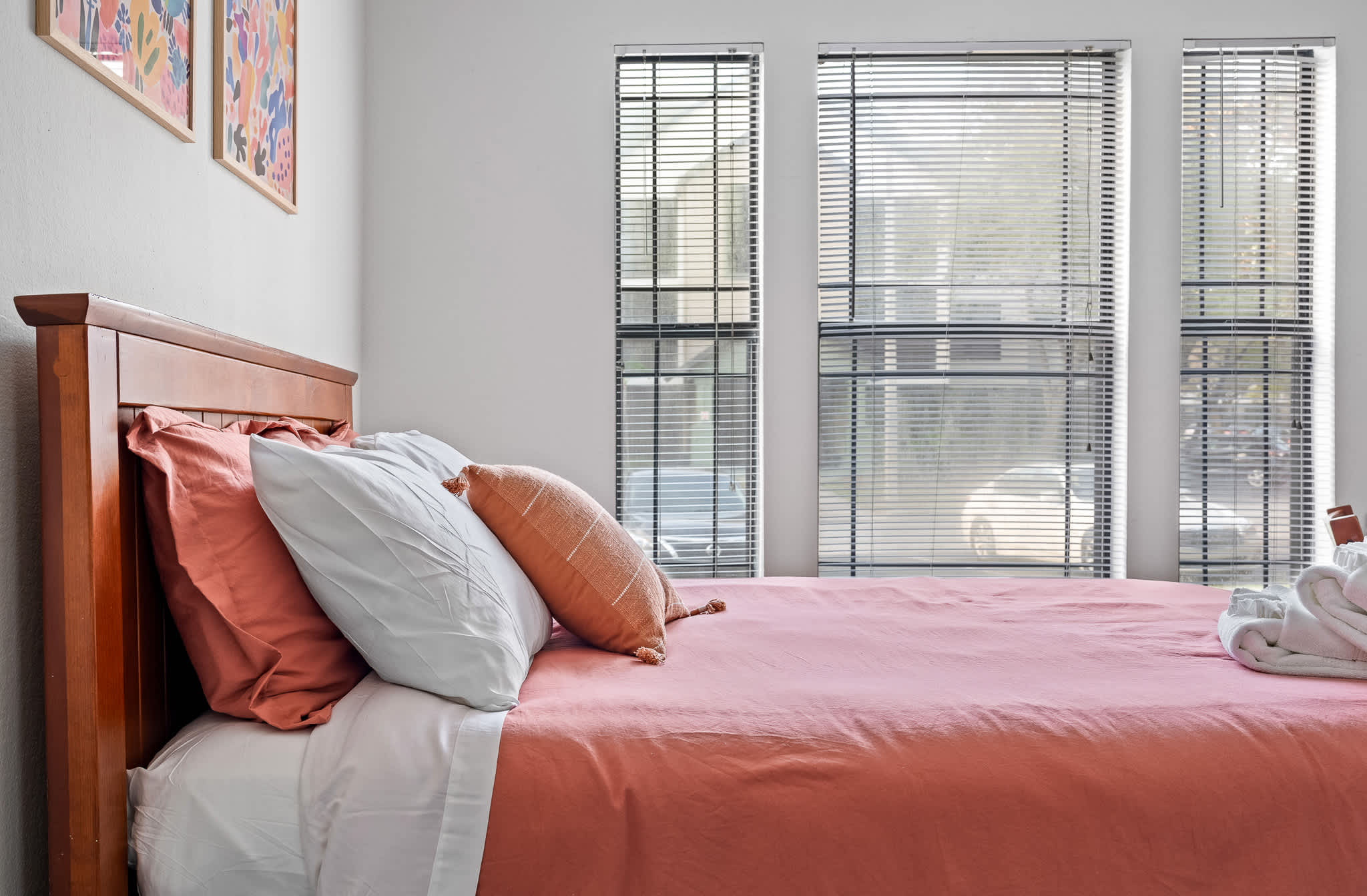 Spacious condo near USF w/ pool & patio