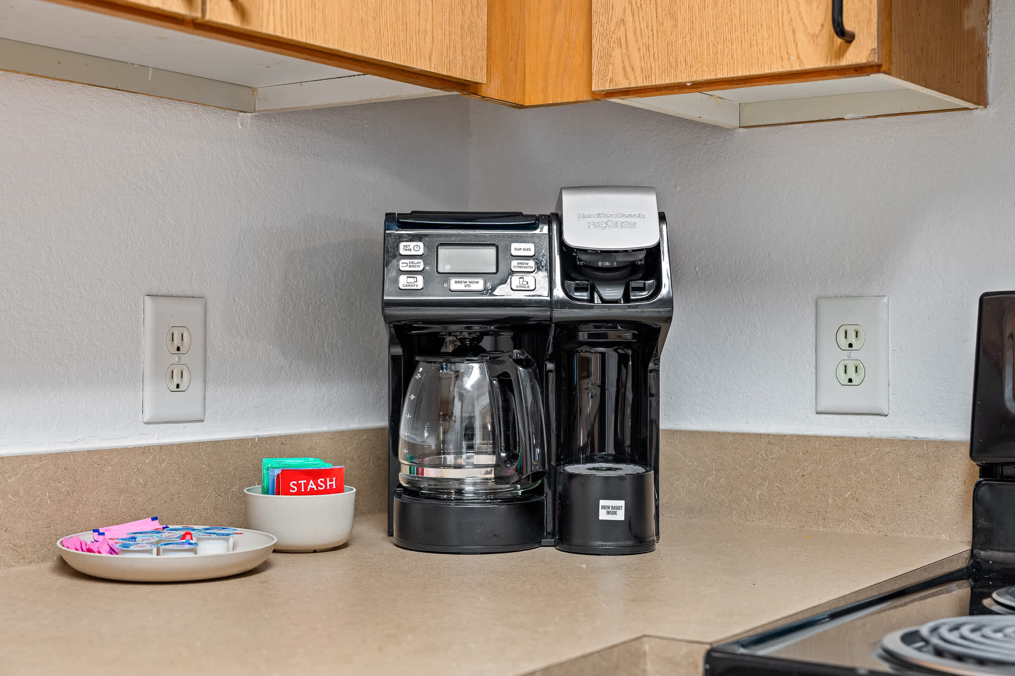 Spacious condo near USF w/ pool & patio