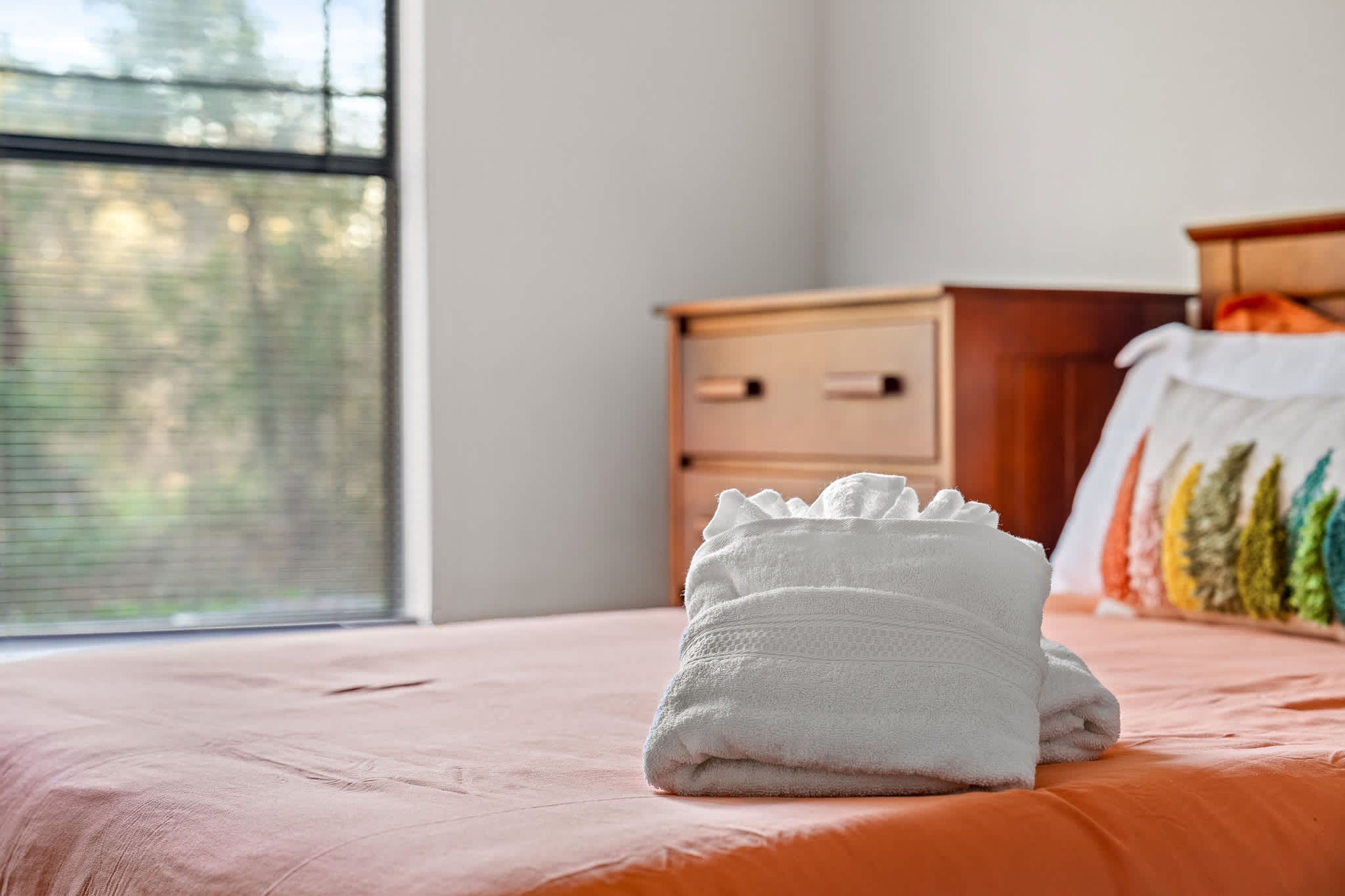 Spacious condo near USF w/ pool & patio