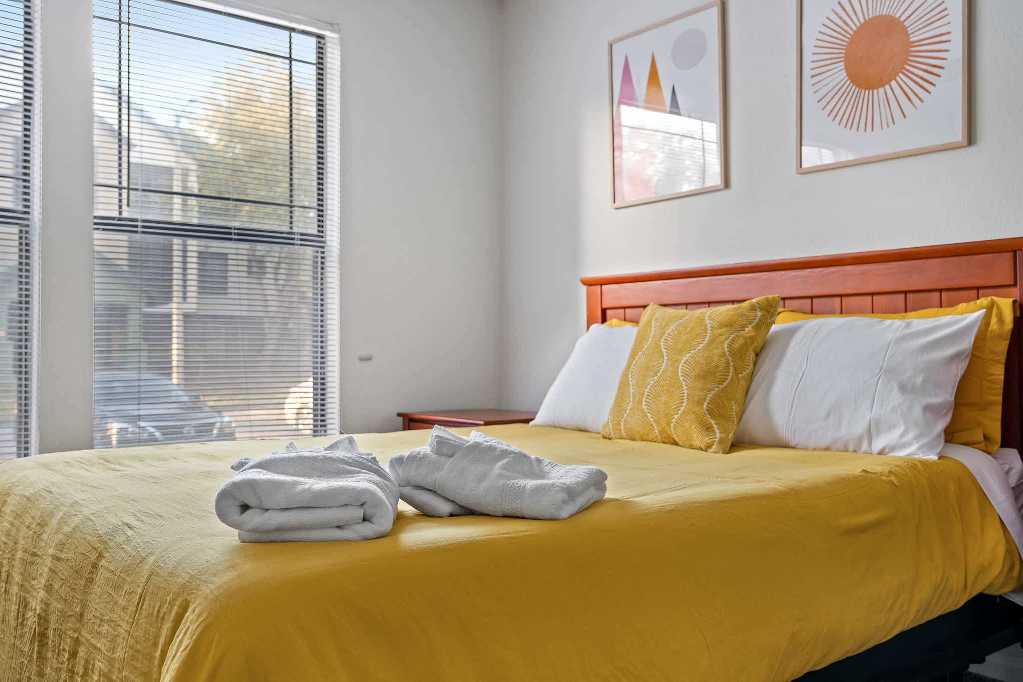 Spacious condo near USF w/ pool & patio