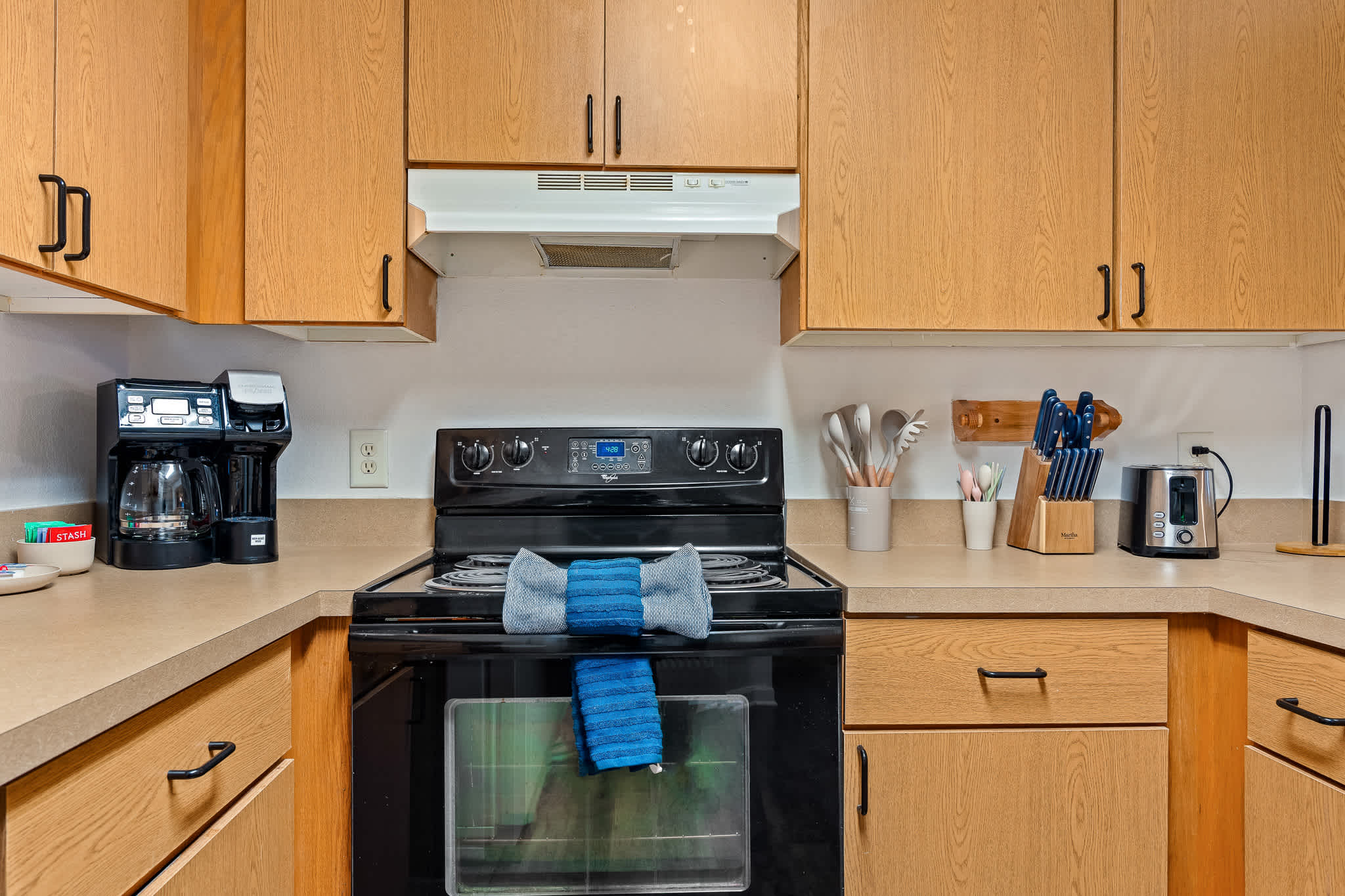 Spacious condo near USF w/ pool & patio