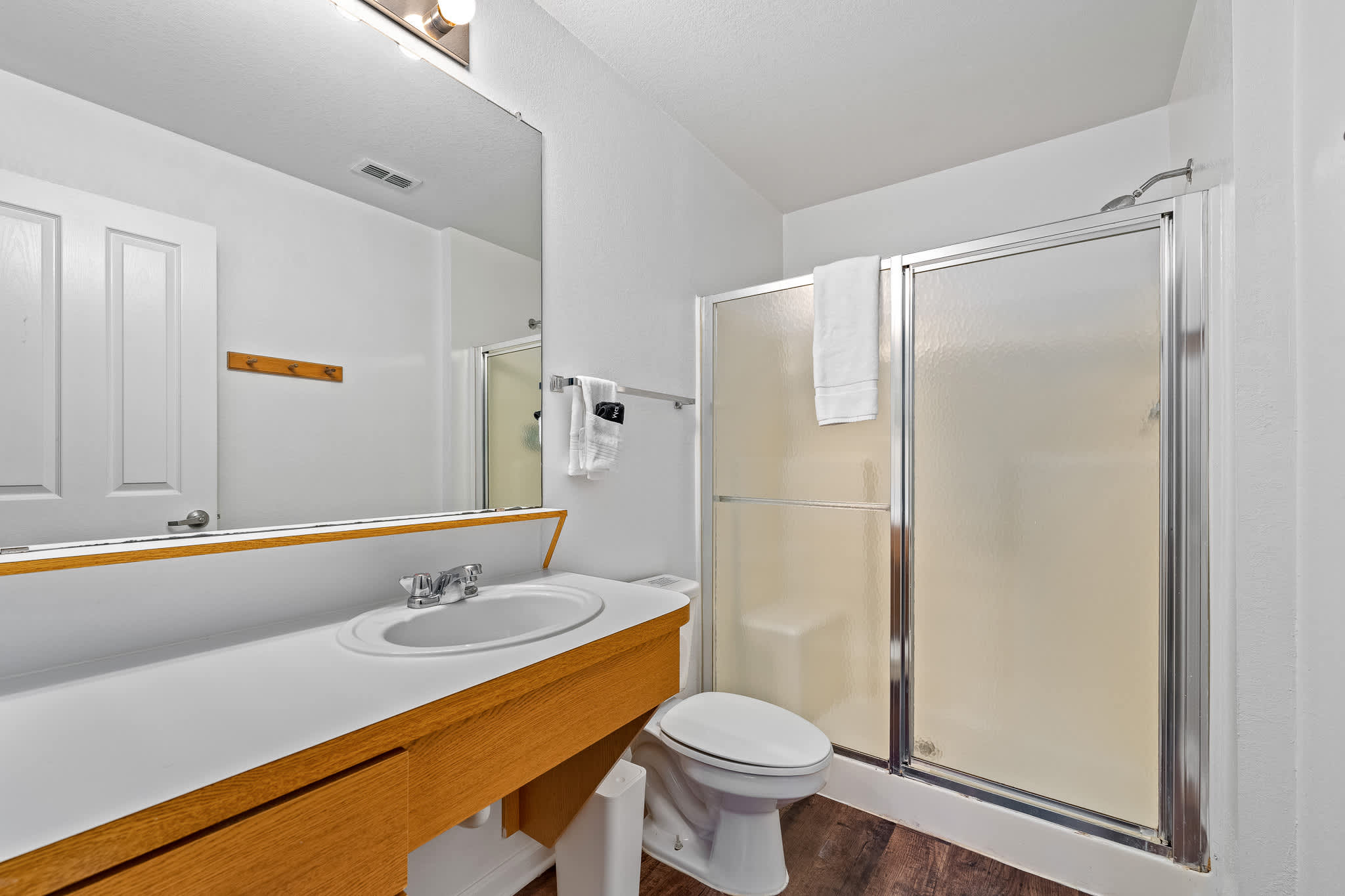 Spacious condo near USF w/ pool & patio