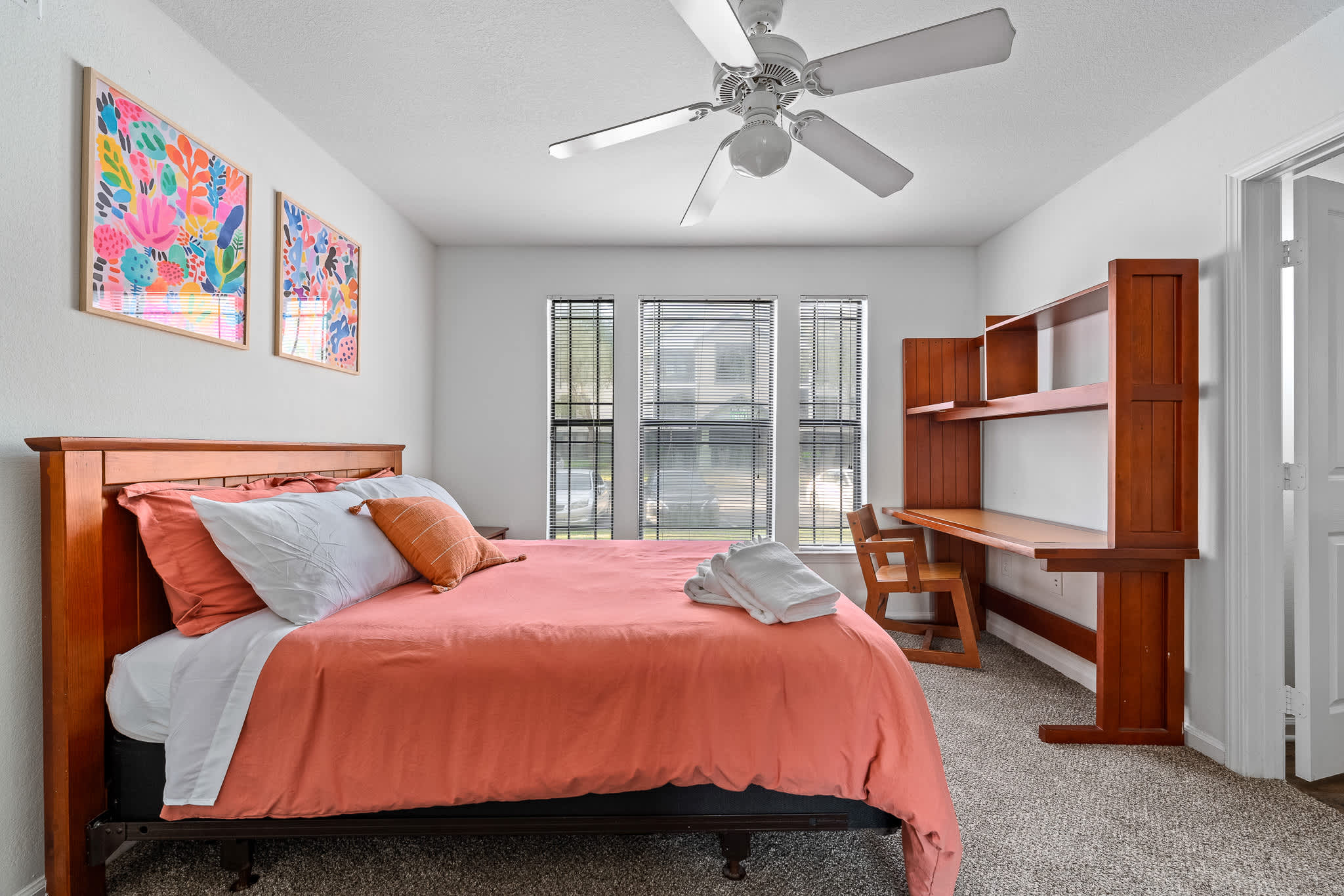 Spacious condo near USF w/ pool & patio