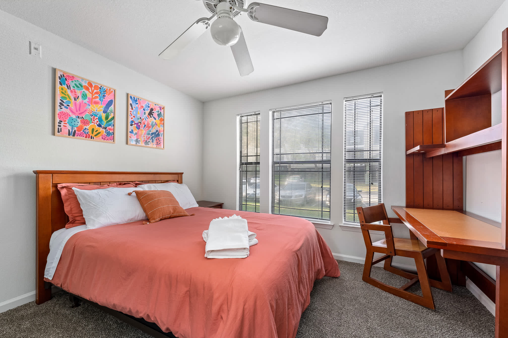 Spacious condo near USF w/ pool & patio