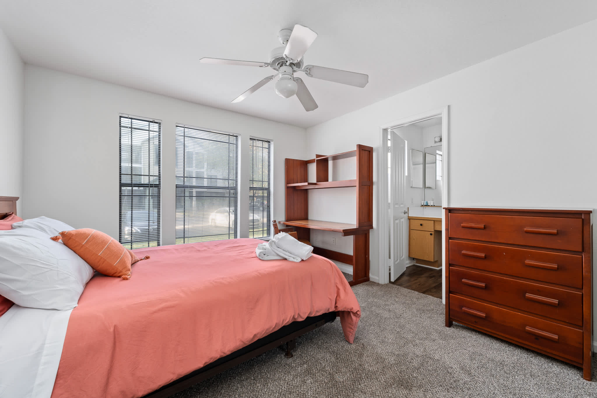 Spacious condo near USF w/ pool & patio