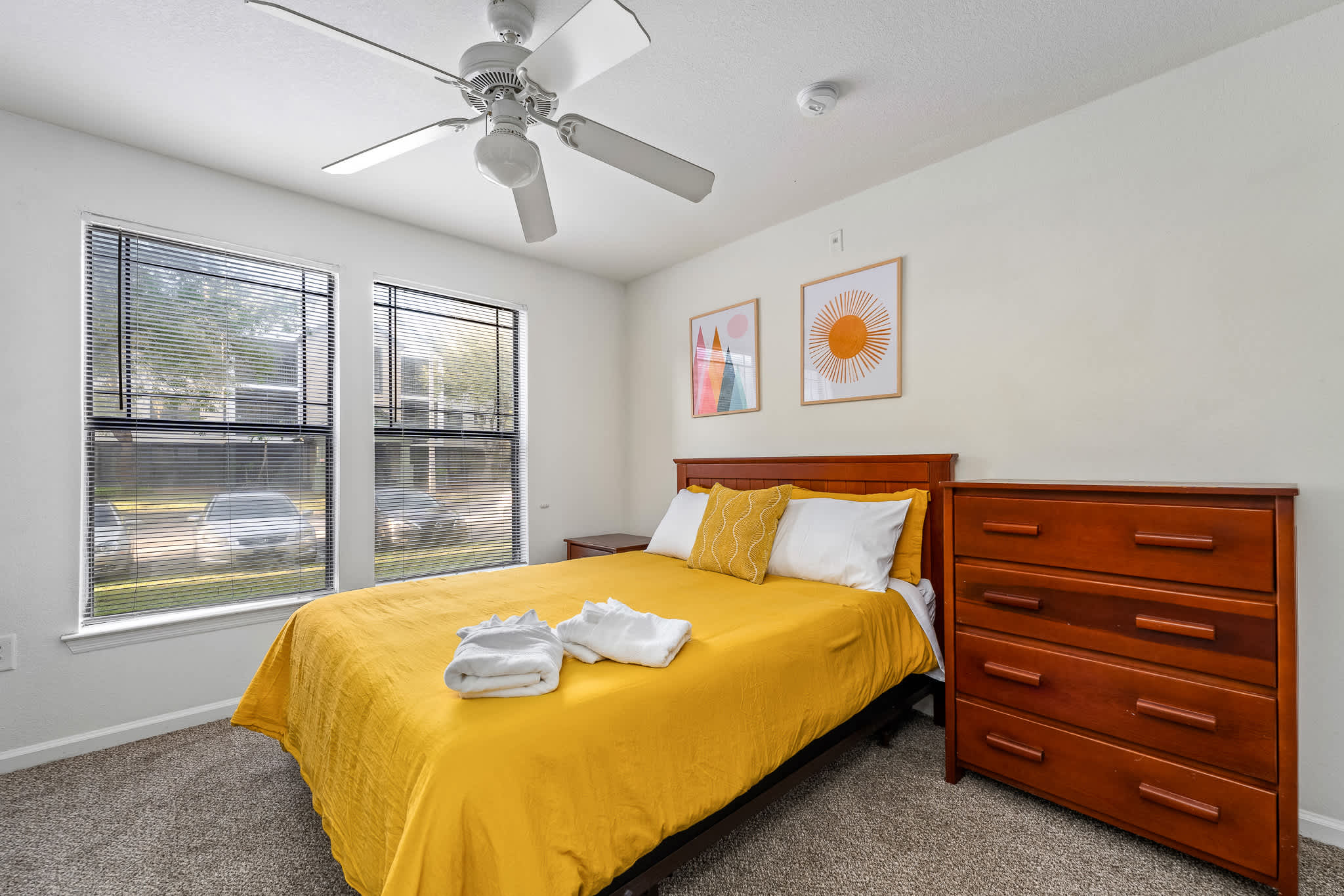 Spacious condo near USF w/ pool & patio