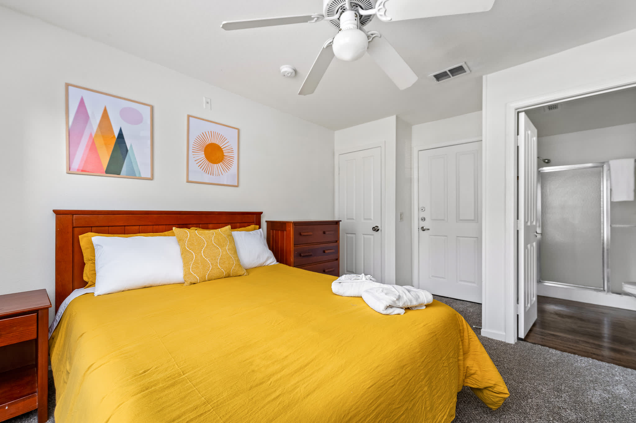 Spacious condo near USF w/ pool & patio