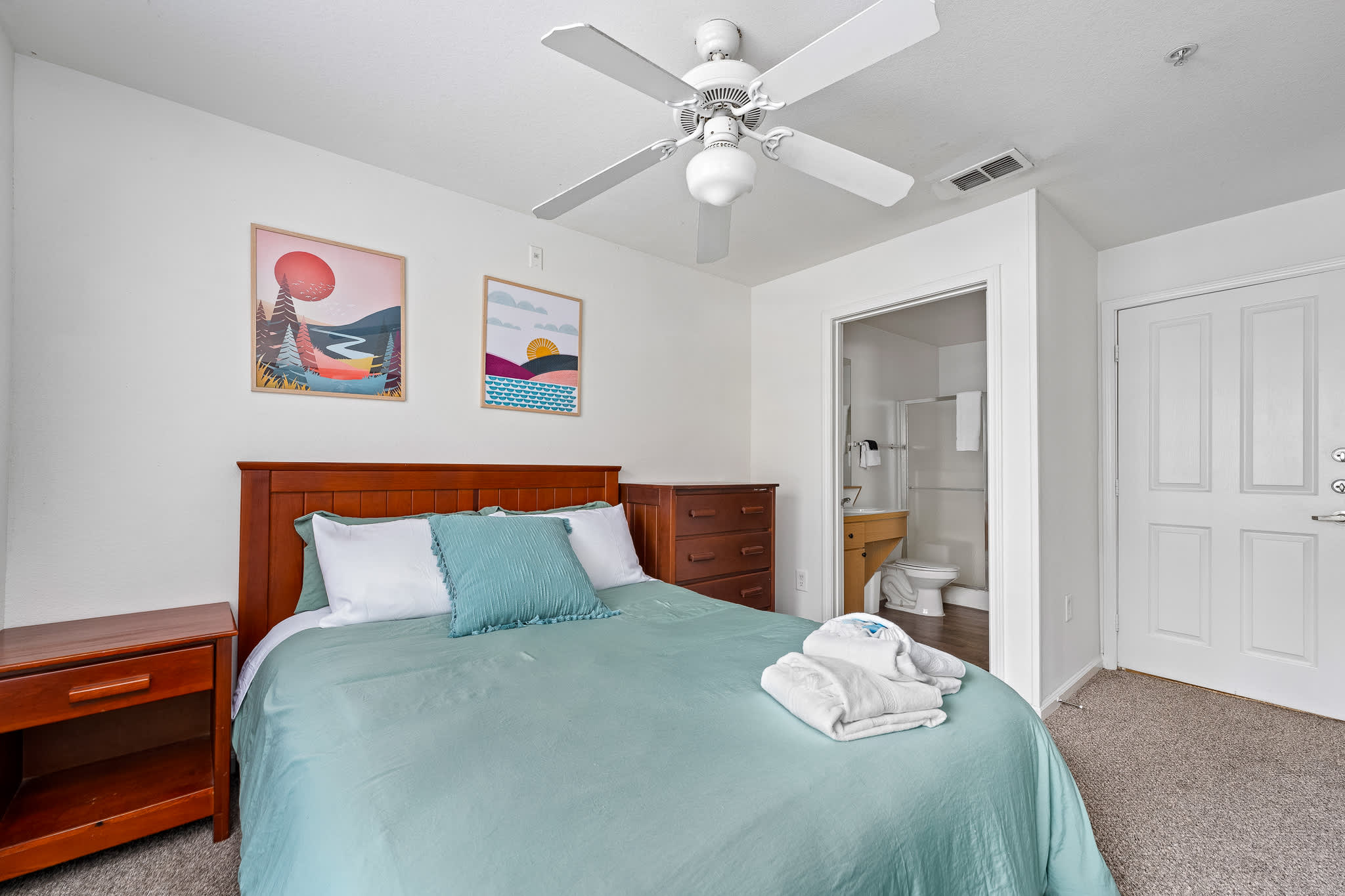 Spacious condo near USF w/ pool & patio