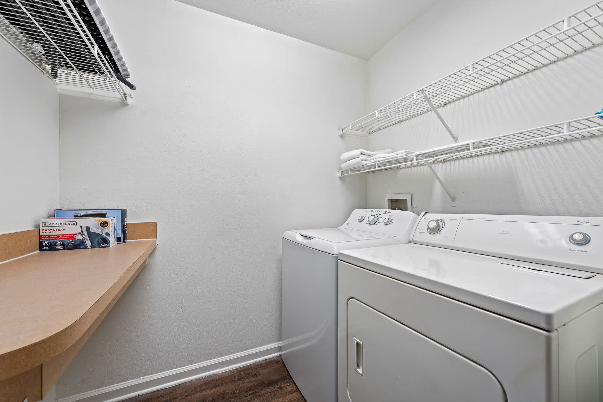 Spacious condo near USF w/ pool & patio