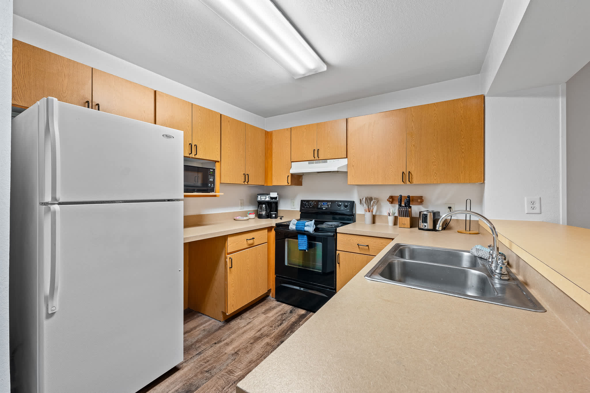 Spacious condo near USF w/ pool & patio